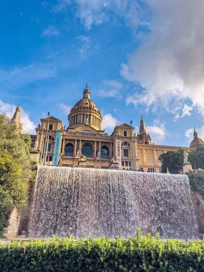 il Palau Nacional del MNAC sopra la cascata d'acqua di Montjuïc