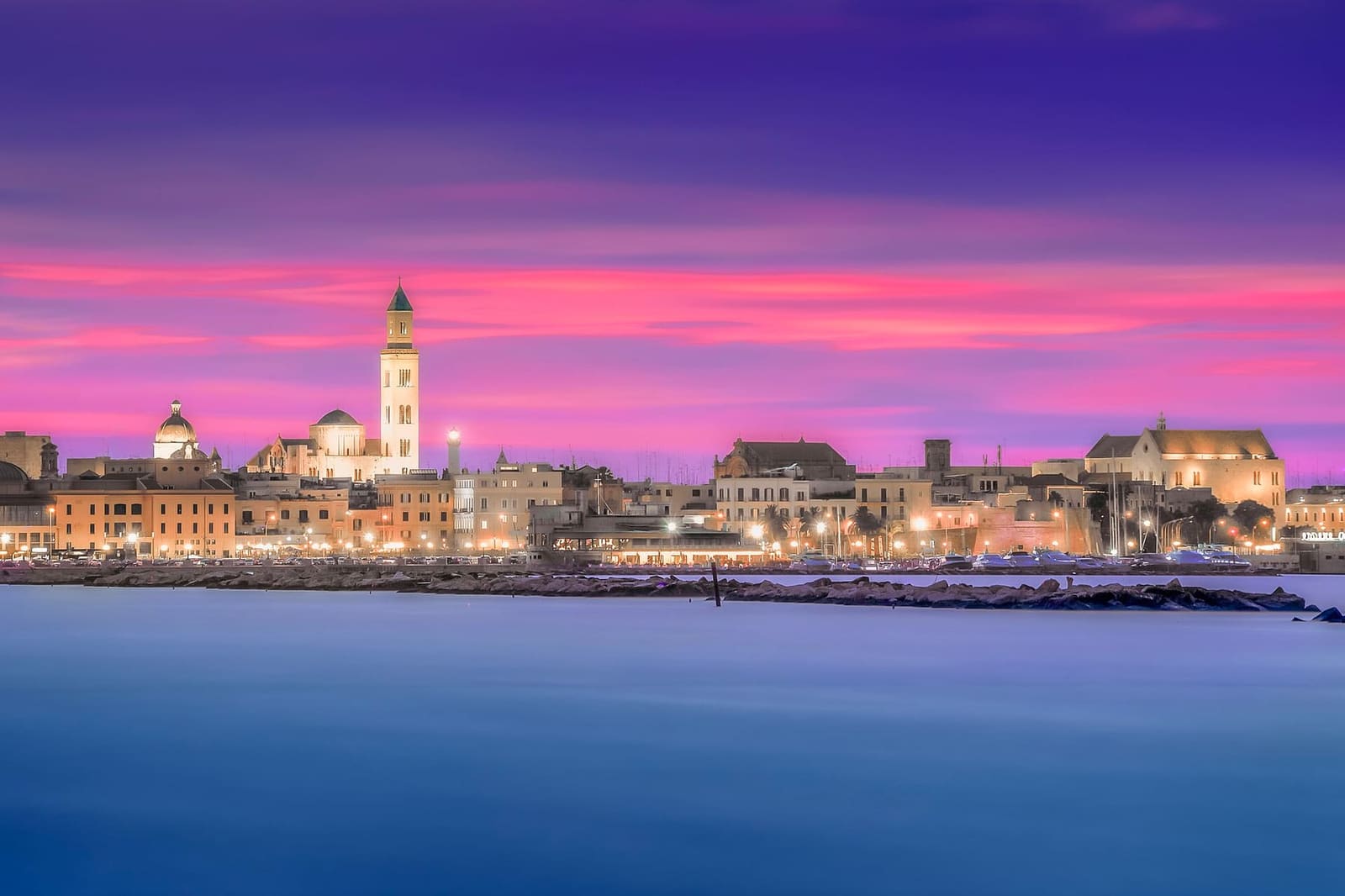 Bari Vecchia vista dal mare al tramonto, con il campanile della cattedrale