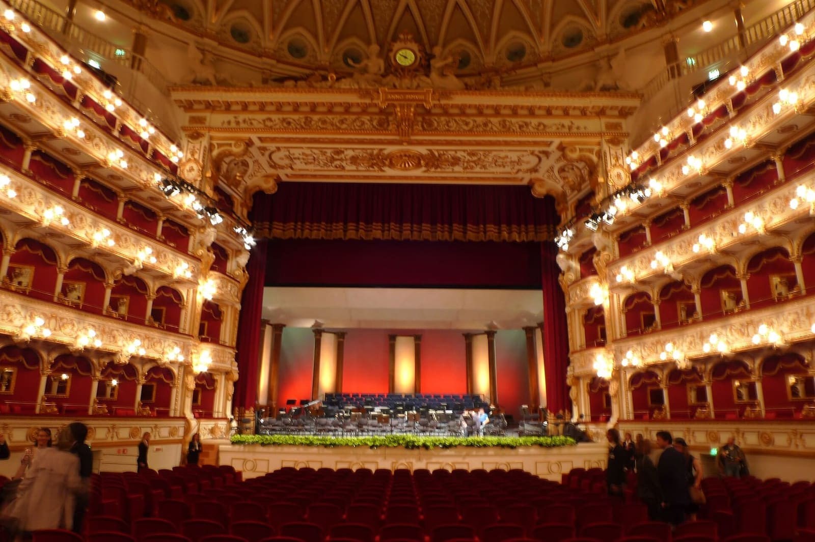 la sala del Teatro Petruzzelli, con i palchi e il palcoscenico