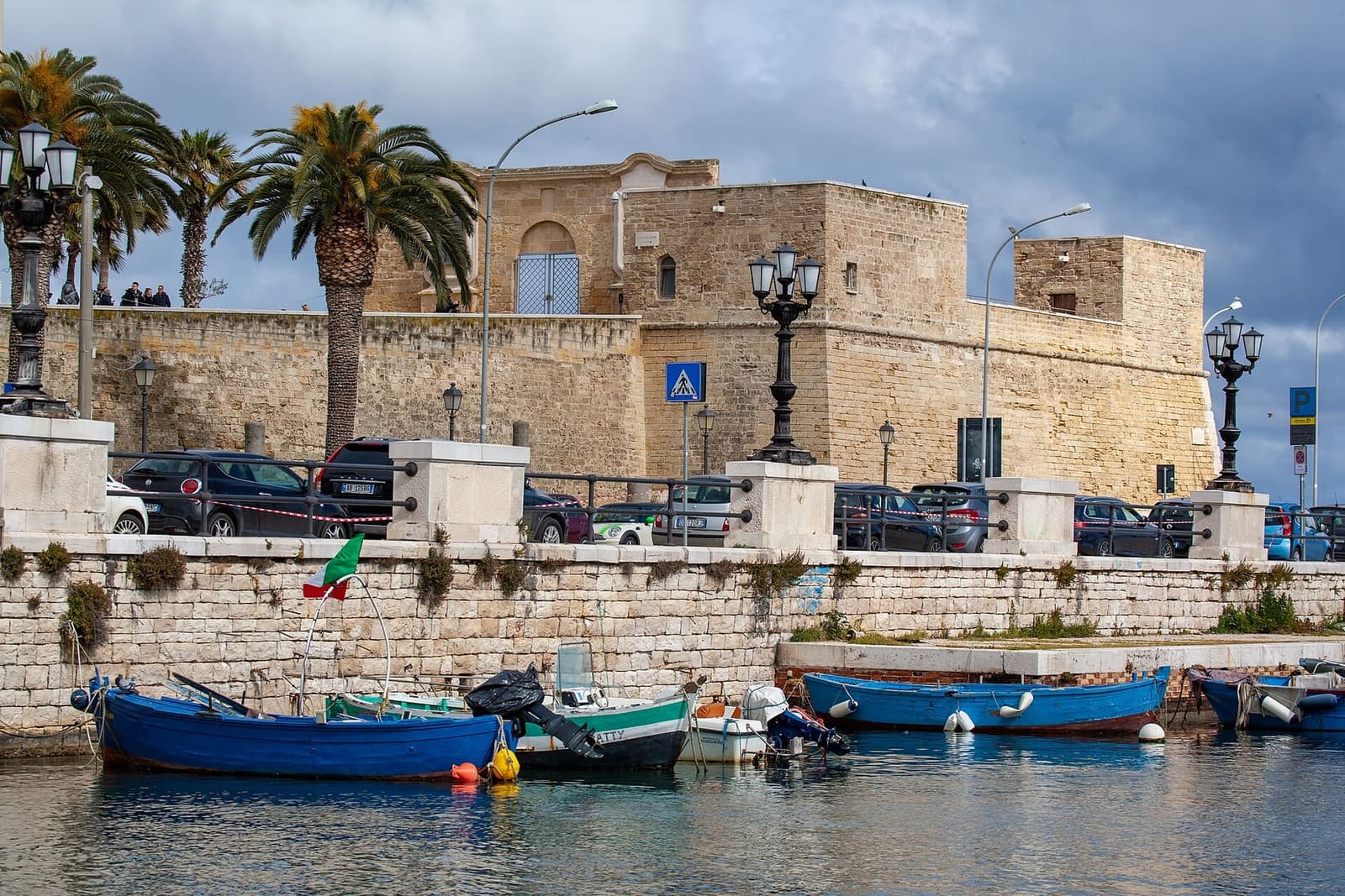 il Fortino di Sant'Antonio sopra il porto vecchio, con le barche dei pescatori