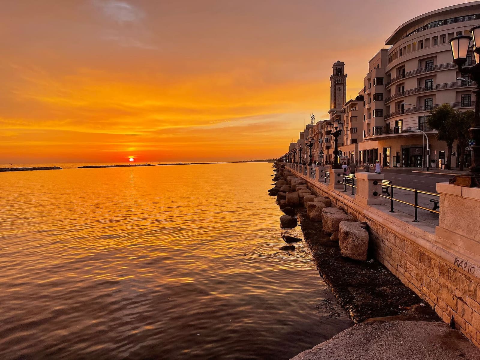 il lungomare Nazario Sauro al tramonto, con la torre del Palazzo della Provincia