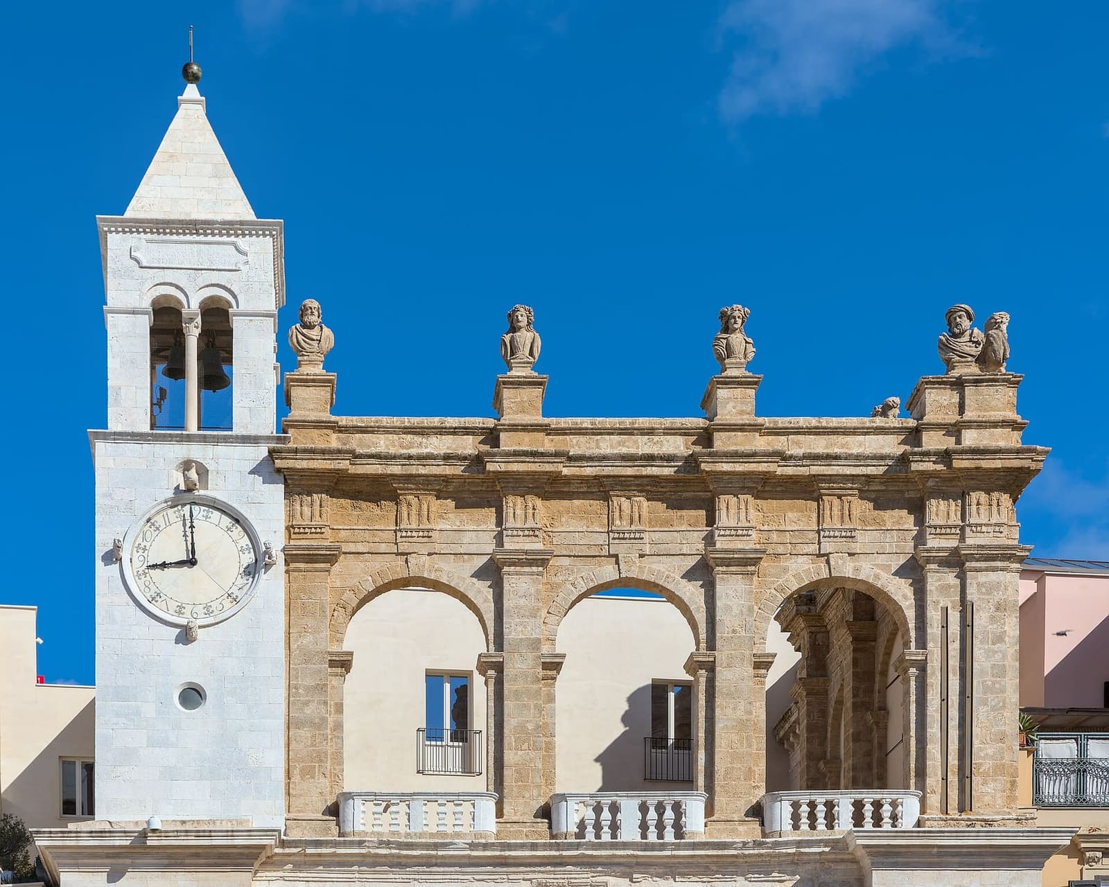 il Palazzo del Sedile su piazza Mercantile, con la torre dell'orologio