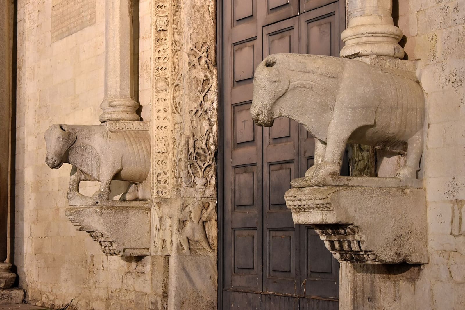 i due buoi di pietra che reggono le colonne del portale della basilica