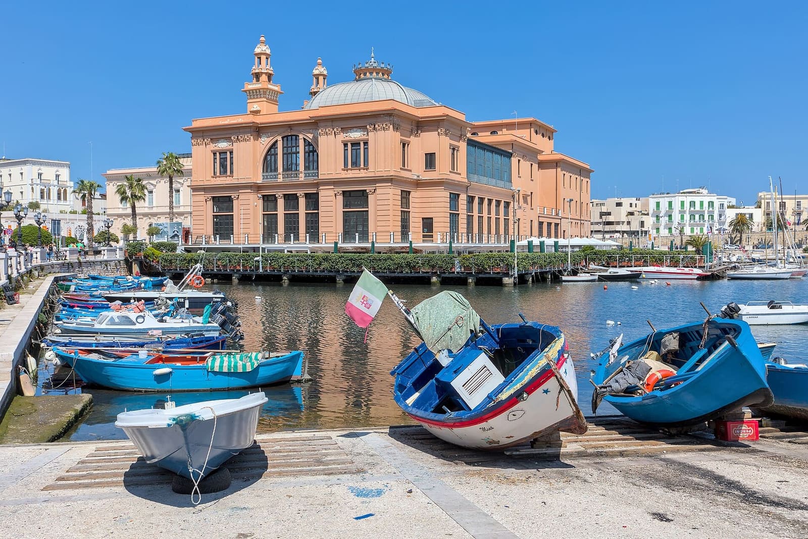 il Teatro Margherita sull'acqua, visto dal molo San Nicola con le barche dei pescatori