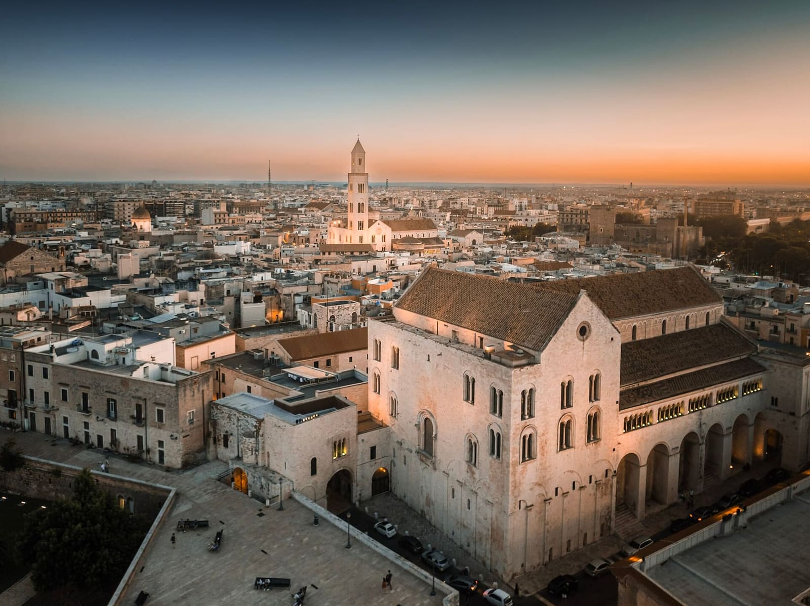 la basilica di San Nicola dall'alto, con i tetti di Bari Vecchia e il campanile della cattedrale dietro