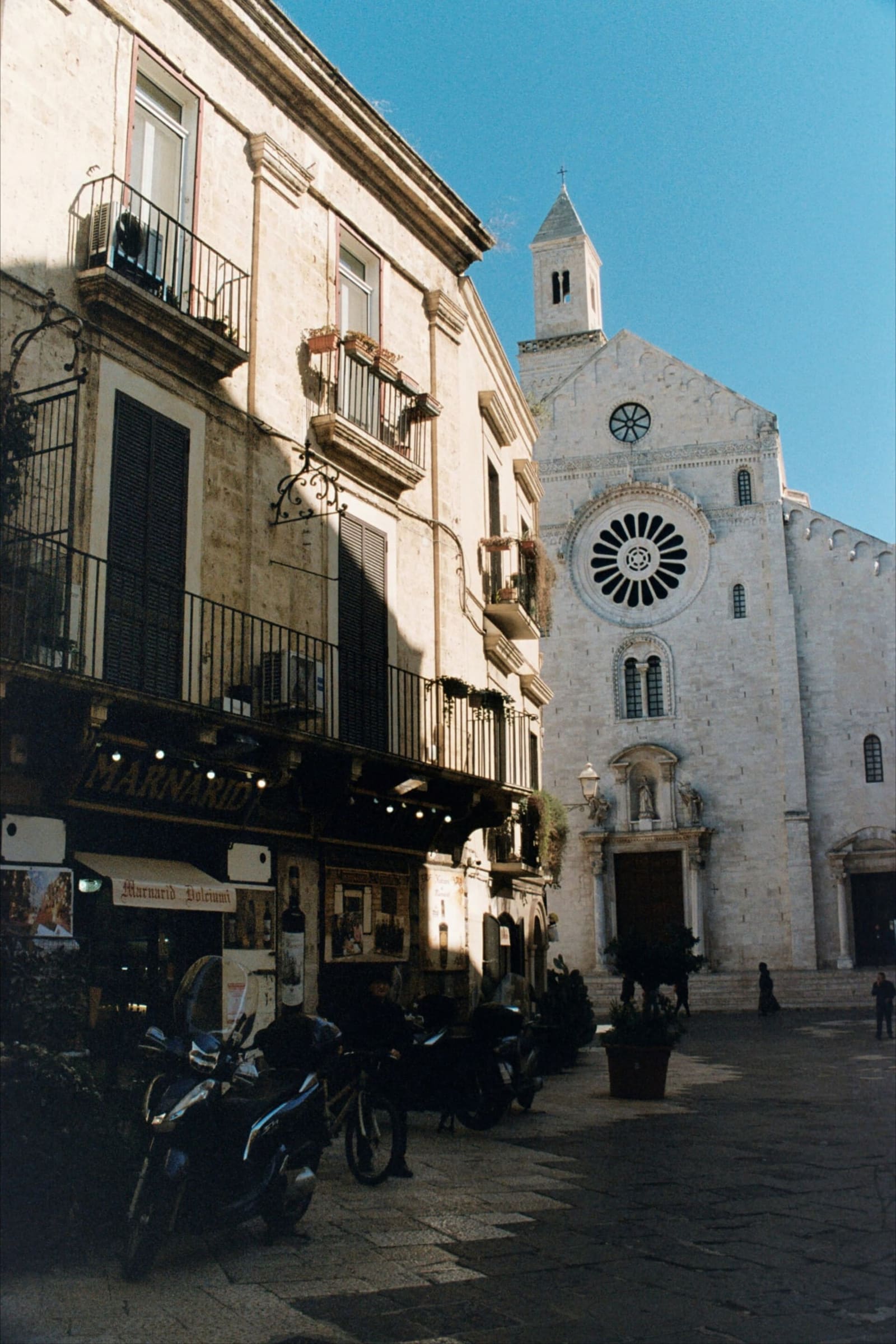 la cattedrale di San Sabino in fondo alla strada, con il rosone sulla facciata