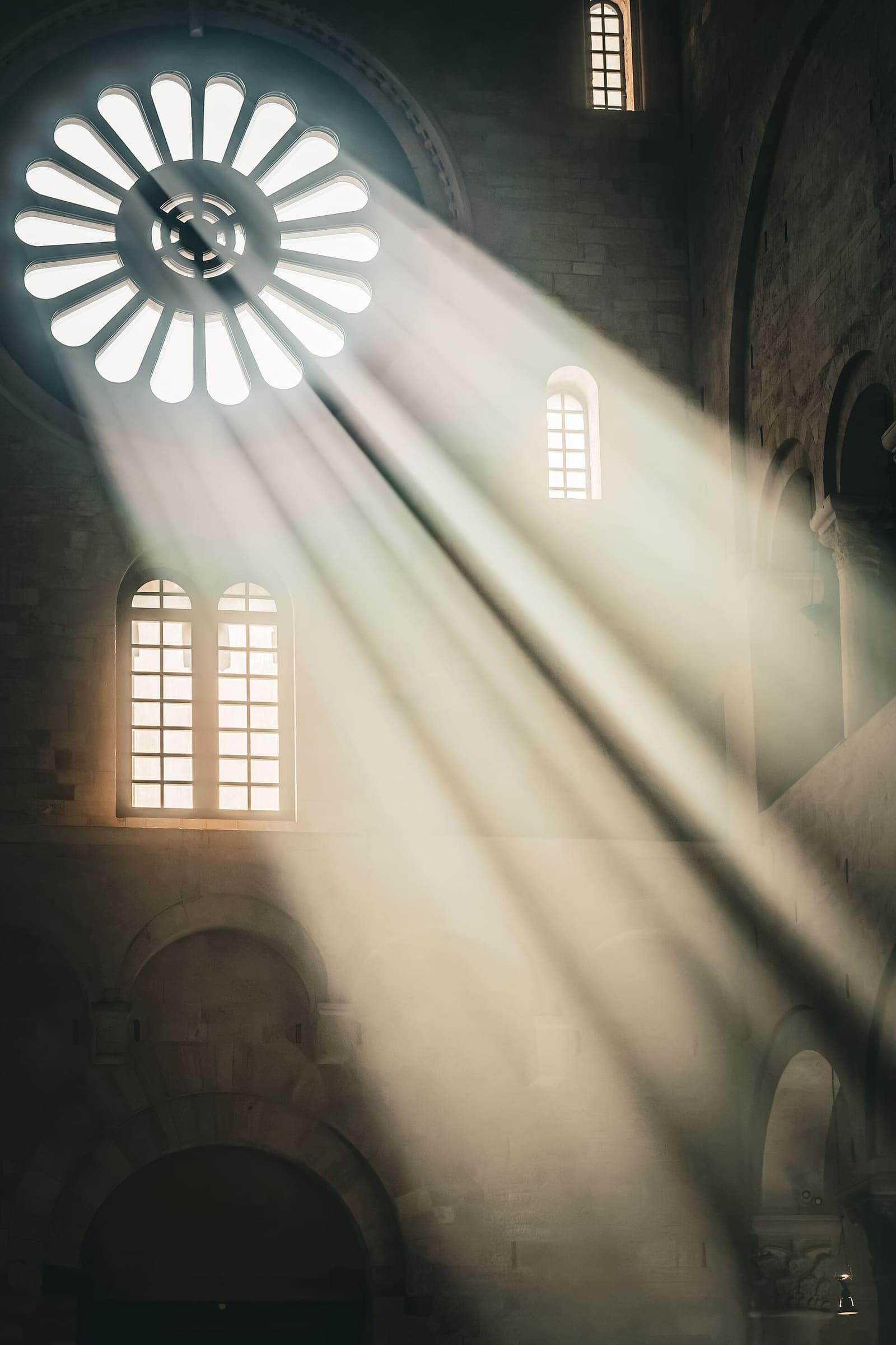 la luce del rosone dentro la cattedrale, il pomeriggio del solstizio