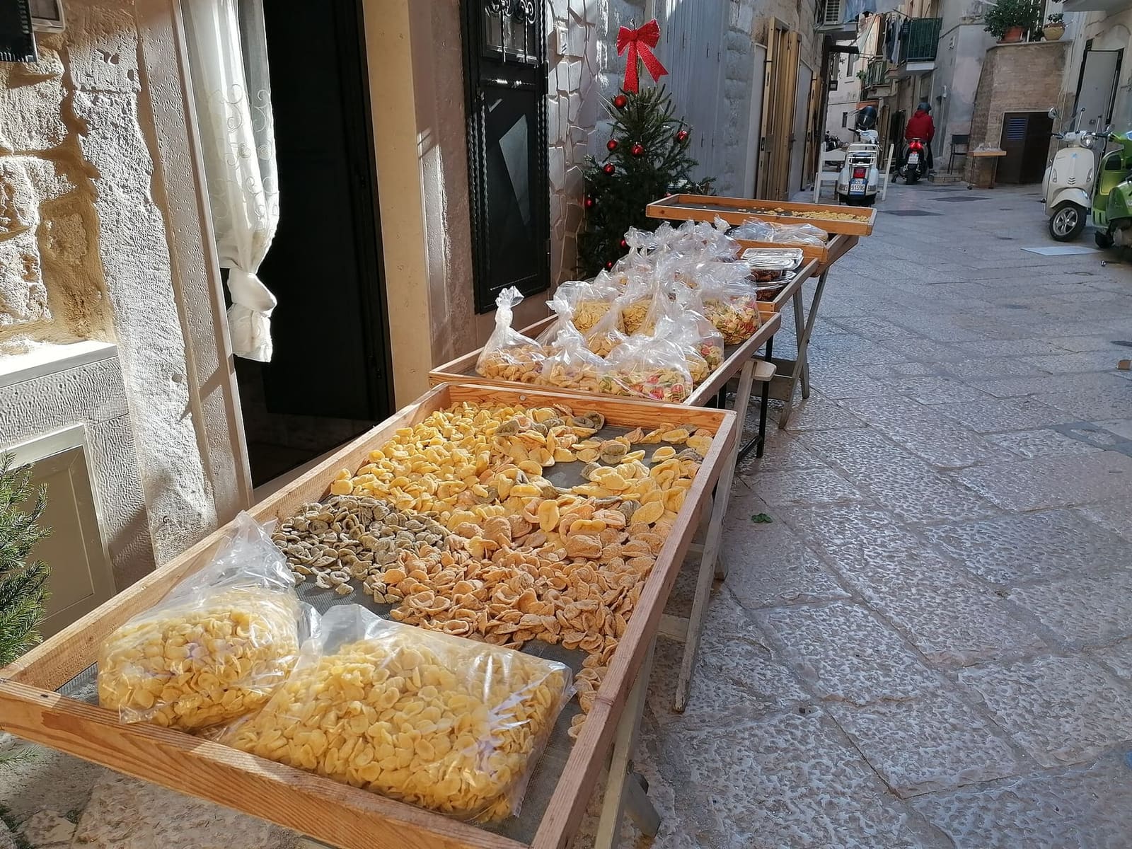 i tavolieri delle orecchiette fatte a mano, fuori dalle case di Bari Vecchia