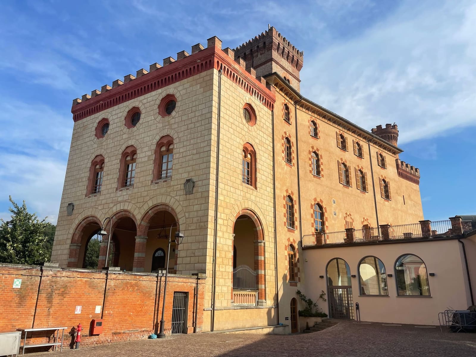 il castello da Piazza Falletti, con il loggiato d'ingresso del WiMu e le torri merlate