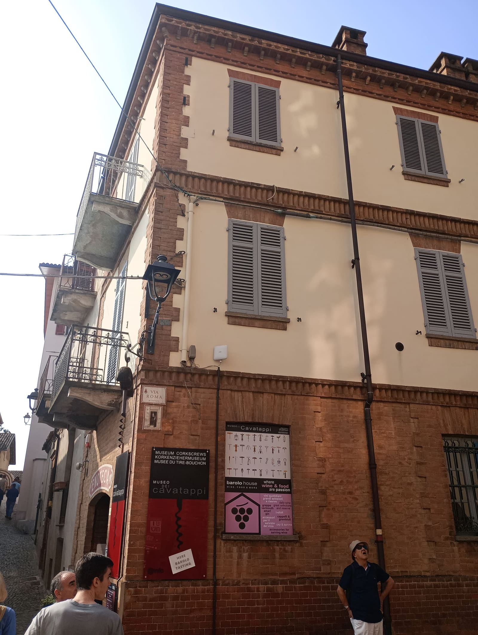 il palazzo d'angolo del Museo dei Cavatappi, con le insegne sul muro di mattoni