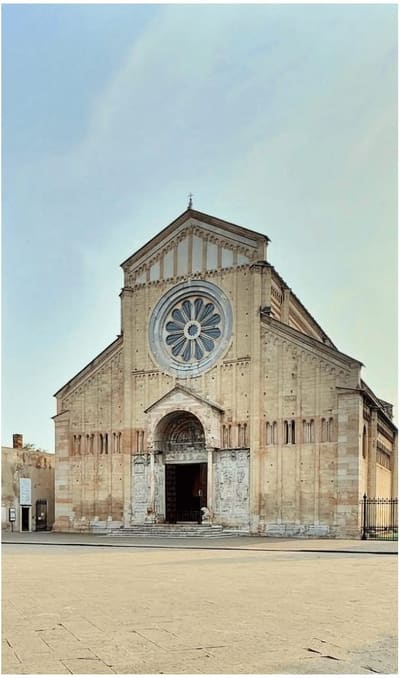 la facciata a capanna, con il rosone di Brioloto sopra il protiro