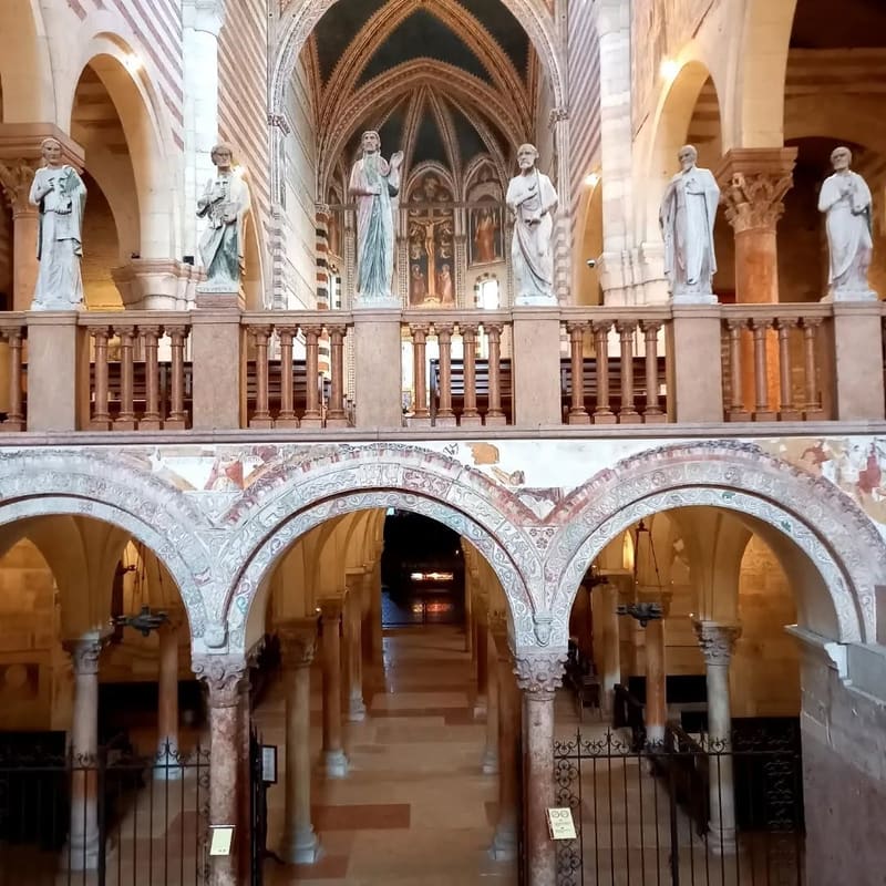 le statue trecentesche sul tramezzo del presbiterio, sopra gli archi che portano alla cripta
