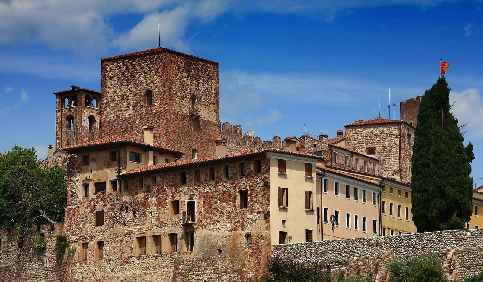 il Castello degli Ezzelini con il mastio e le mura merlate