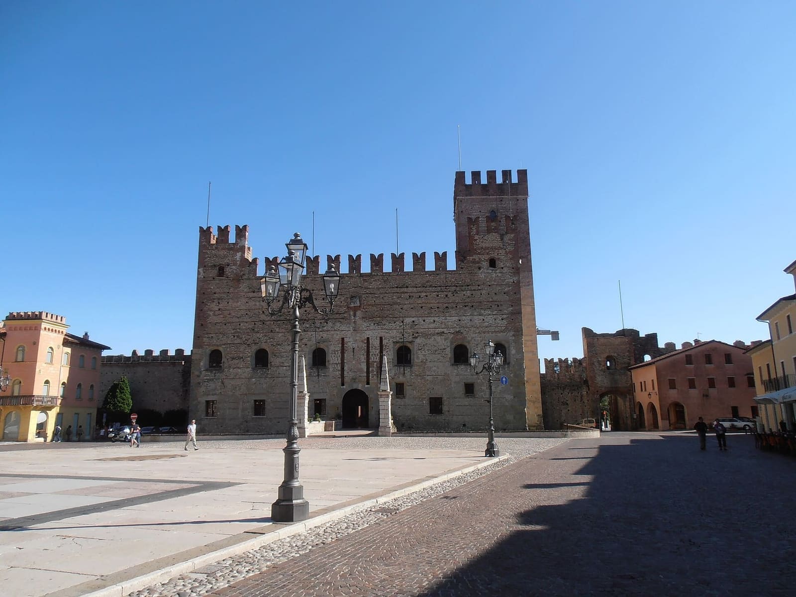 il Castello Inferiore di Marostica sulla piazza degli Scacchi