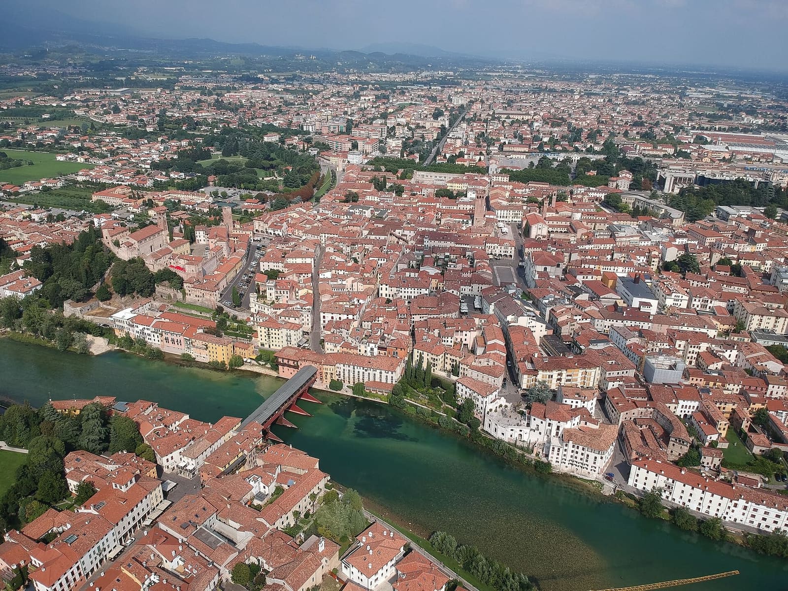 il centro storico di Bassano dall'alto, con il Brenta e il Ponte Vecchio