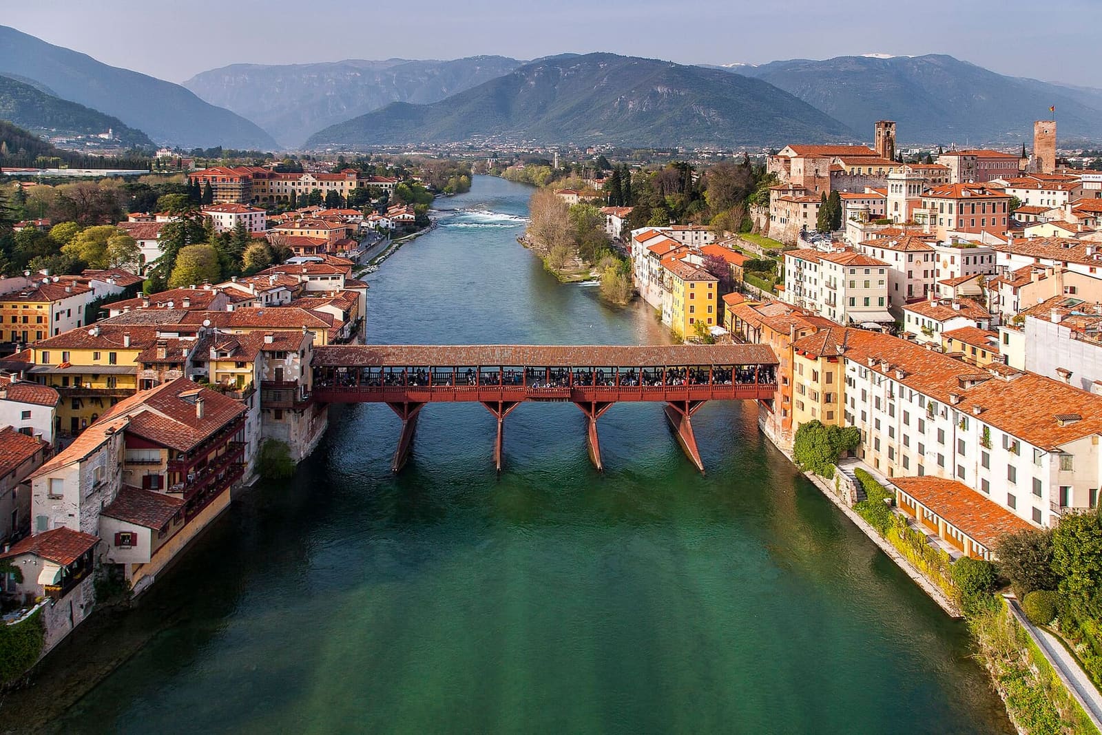 il Ponte Vecchio e il Brenta visti dall'alto, con la Valbrenta che si apre dietro la città
