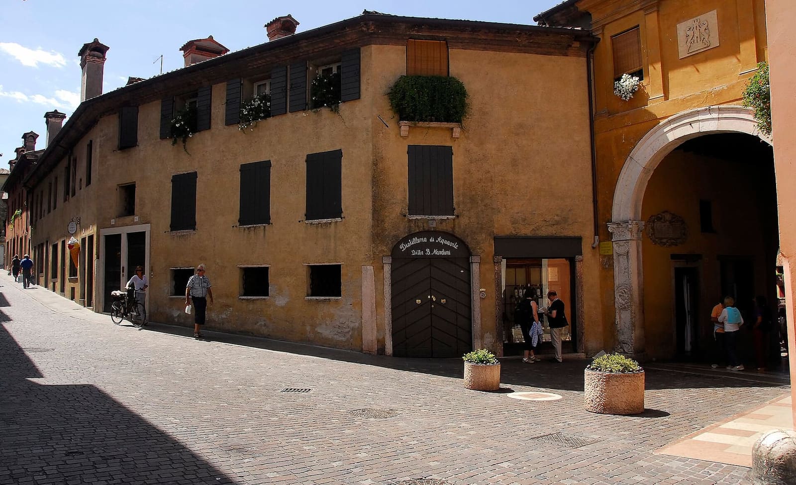 la grapperia Nardini all'imbocco del Ponte Vecchio, in via Angarano