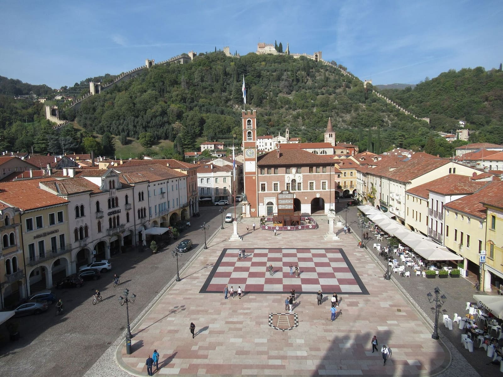 la piazza degli Scacchi di Marostica dall'alto, con le mura che salgono al Castello Superiore