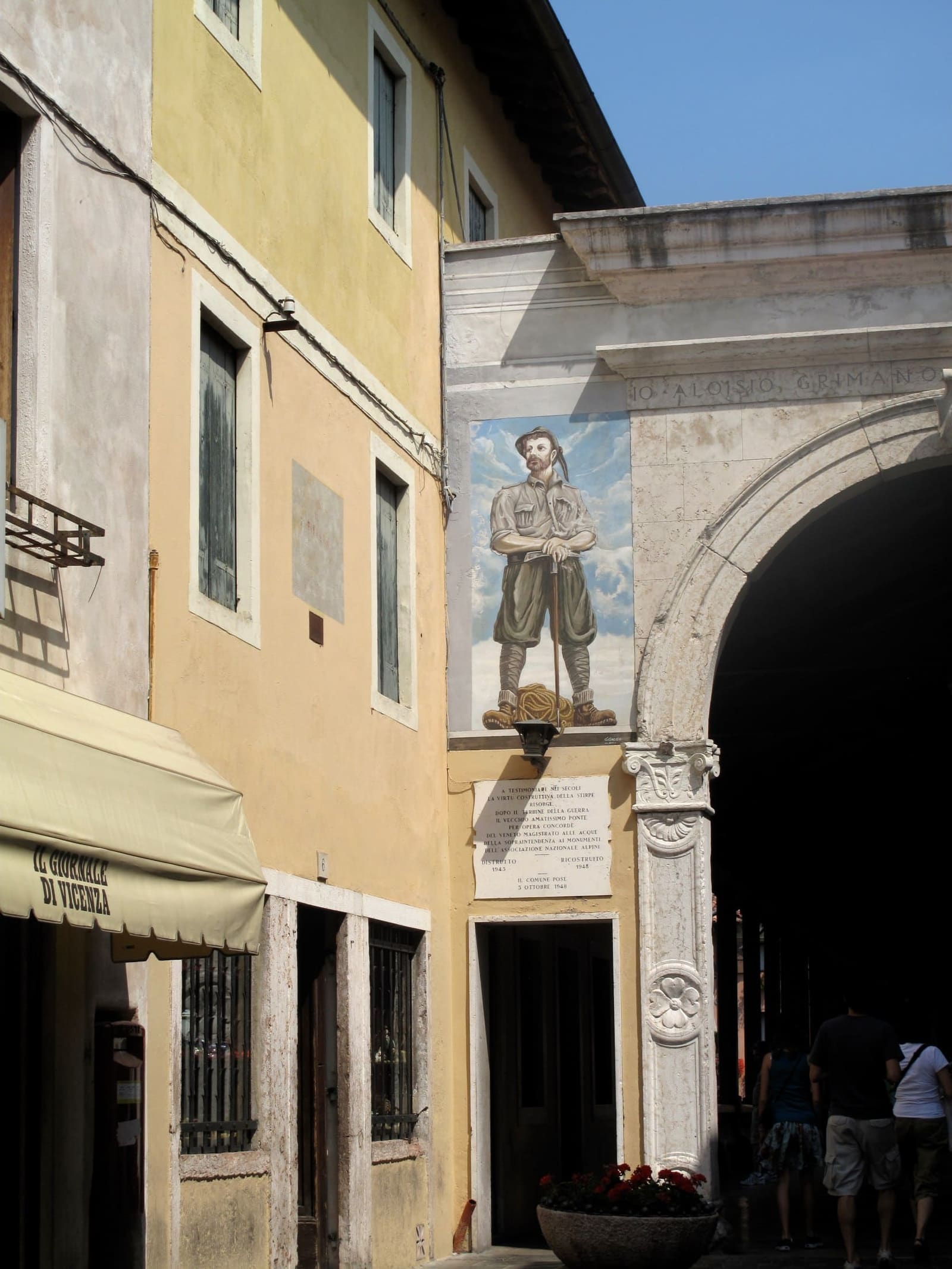 la testa del Ponte Vecchio con l'alpino dipinto sulla Taverna al Ponte, dove sta il Museo degli Alpini
