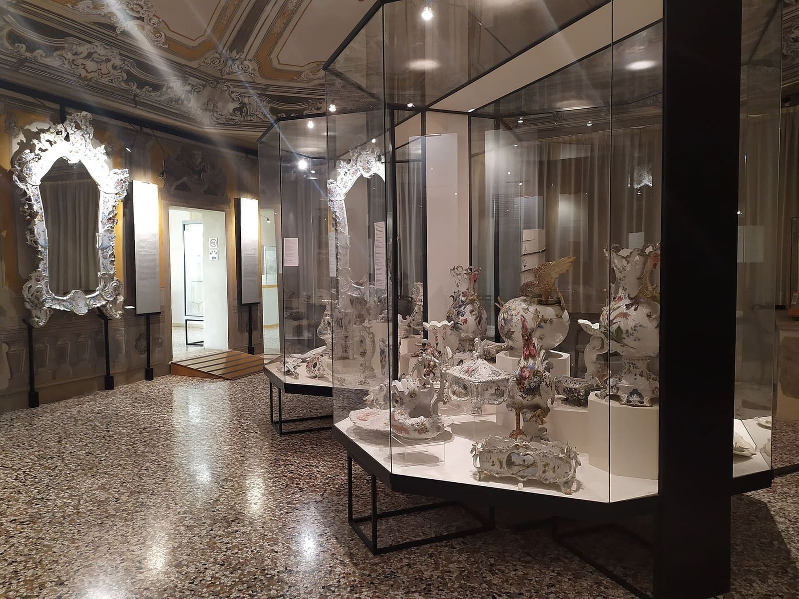 le porcellane del museo della ceramica a Palazzo Sturm