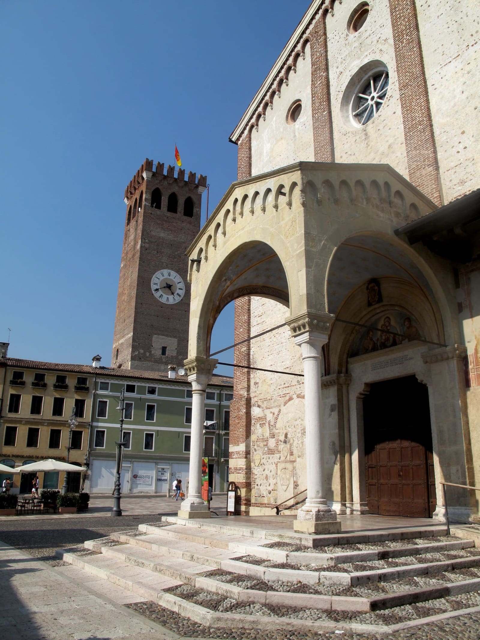piazza Garibaldi con il portico di San Francesco e la Torre Civica