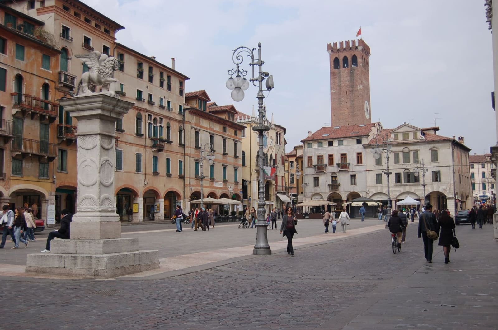 piazza Libertà con la colonna del leone di San Marco e la Torre Civica sullo sfondo