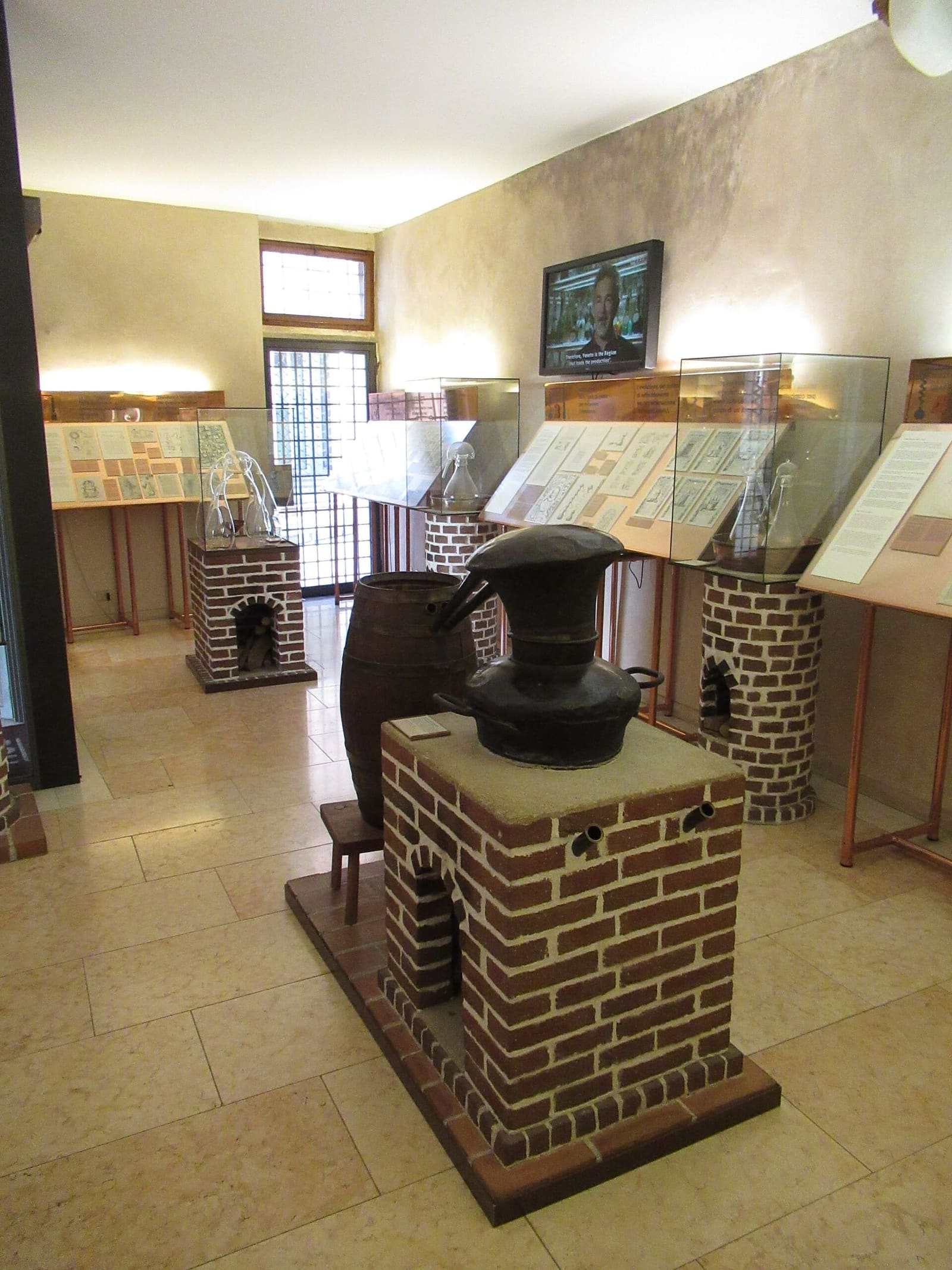un alambicco antico nel Poli Museo della Grappa, accanto al ponte