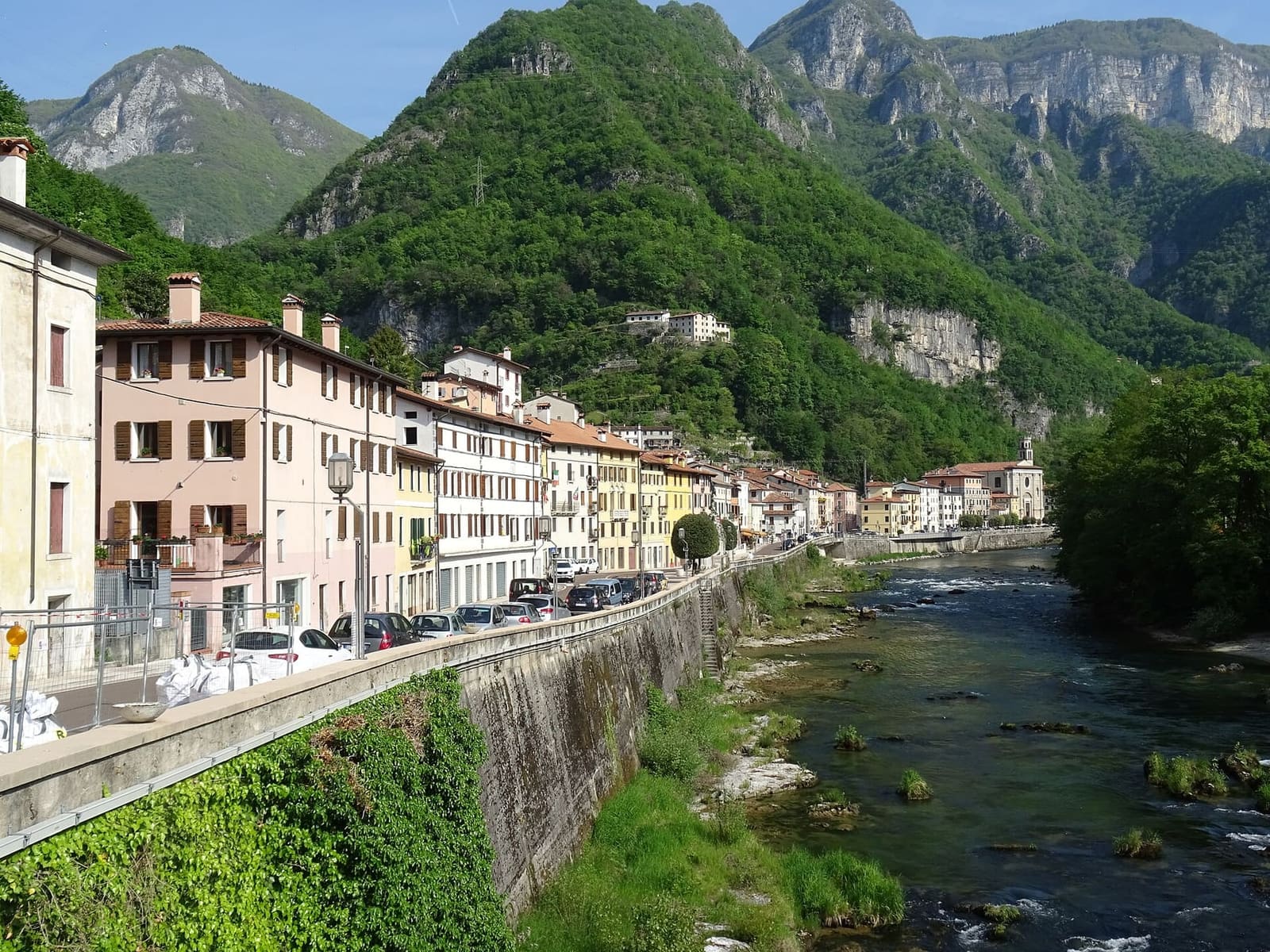 Valstagna sul Brenta, con le pareti di roccia della Valbrenta dietro
