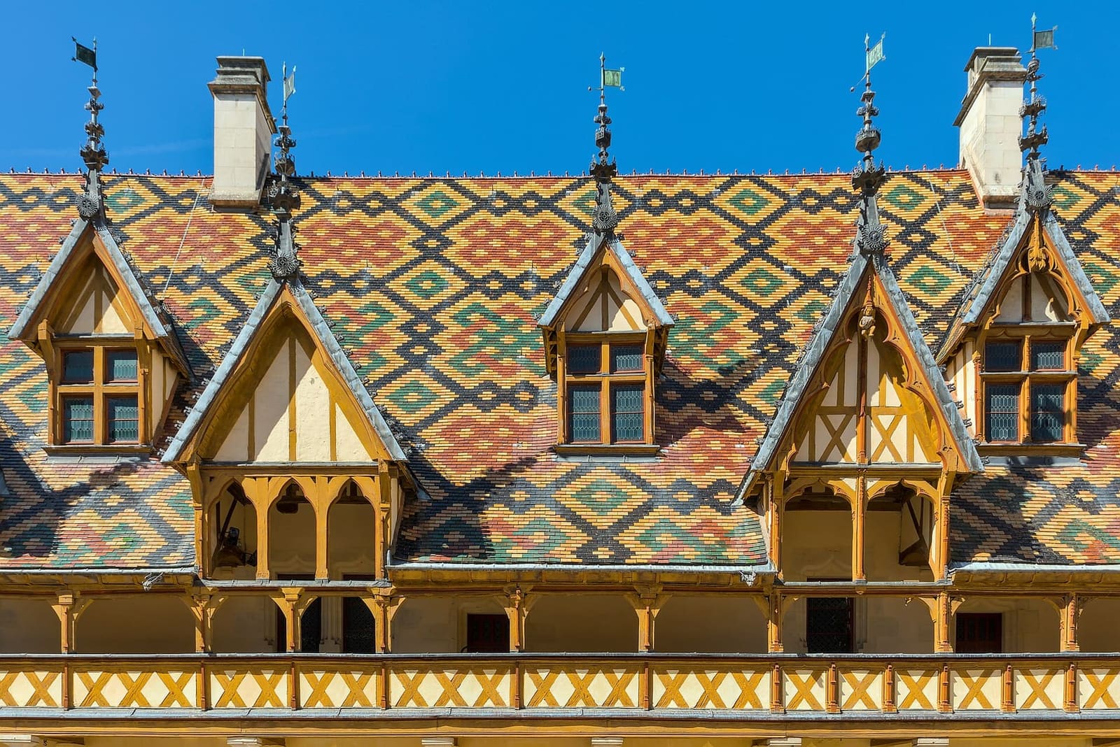gli abbaini di legno sui tetti verniciati dell'Hôtel-Dieu