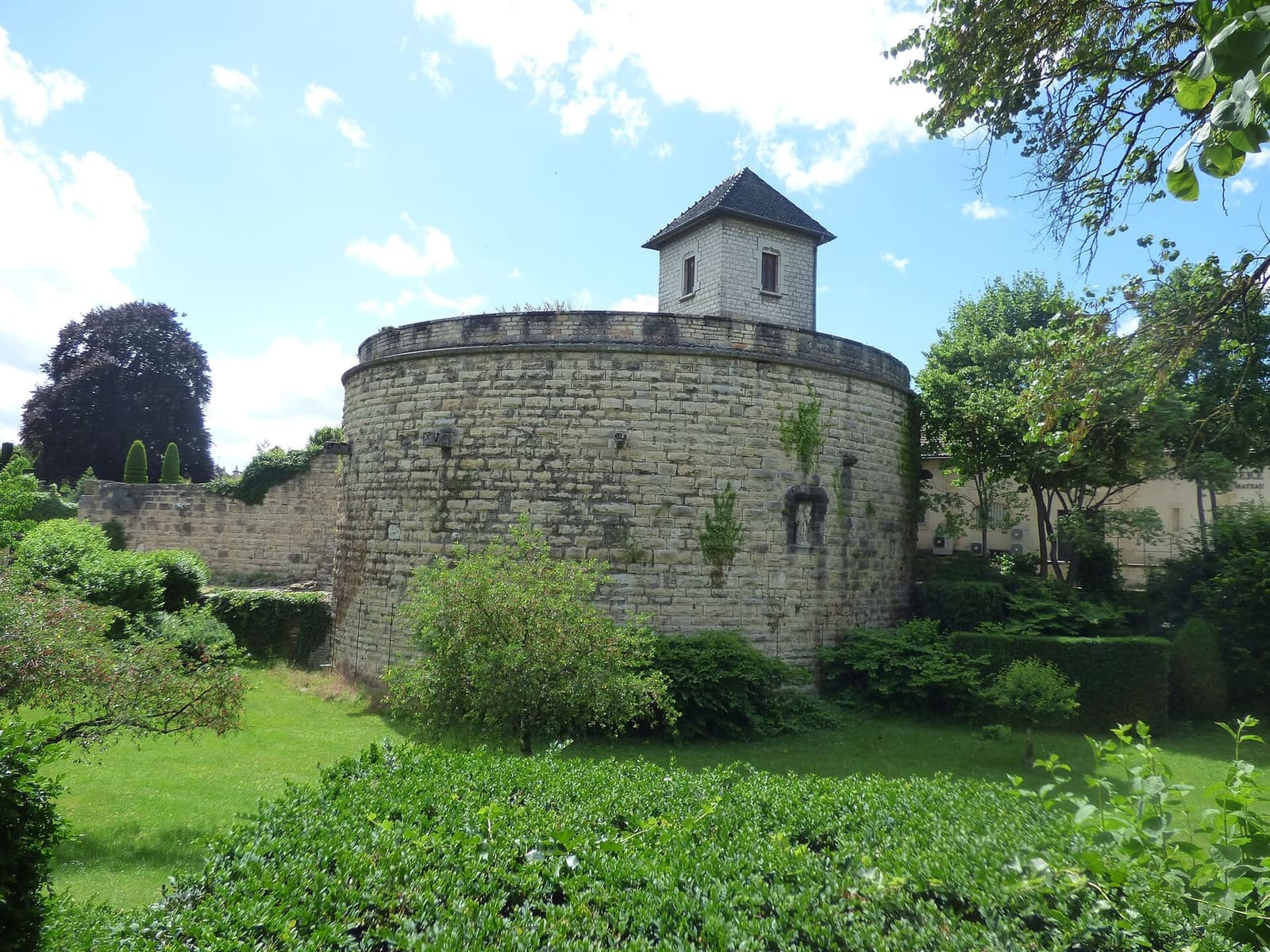 il bastione rotondo del castello di Luigi XI sulle mura