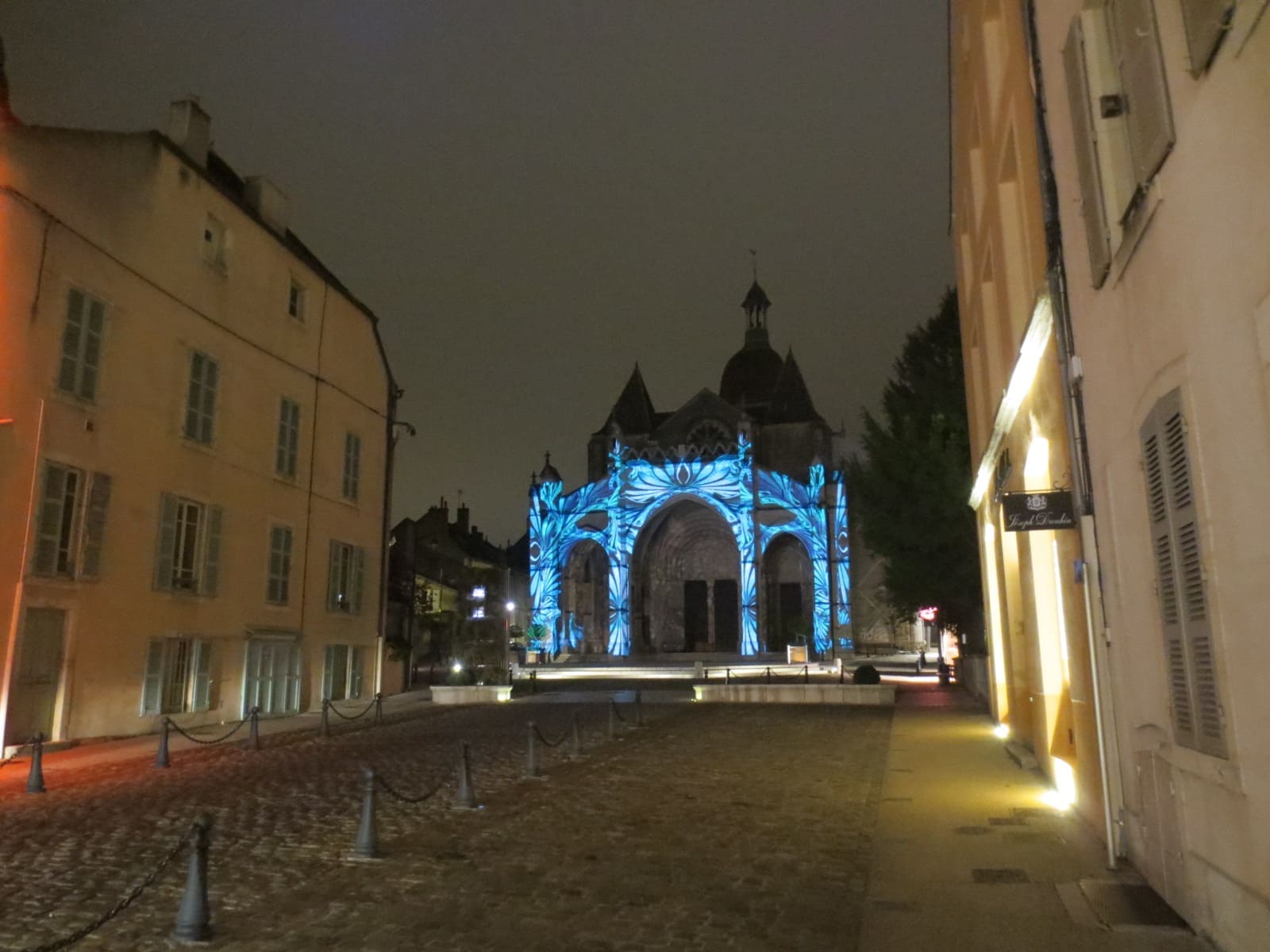 la facciata della collegiata illuminata di blu, la sera dell'asta