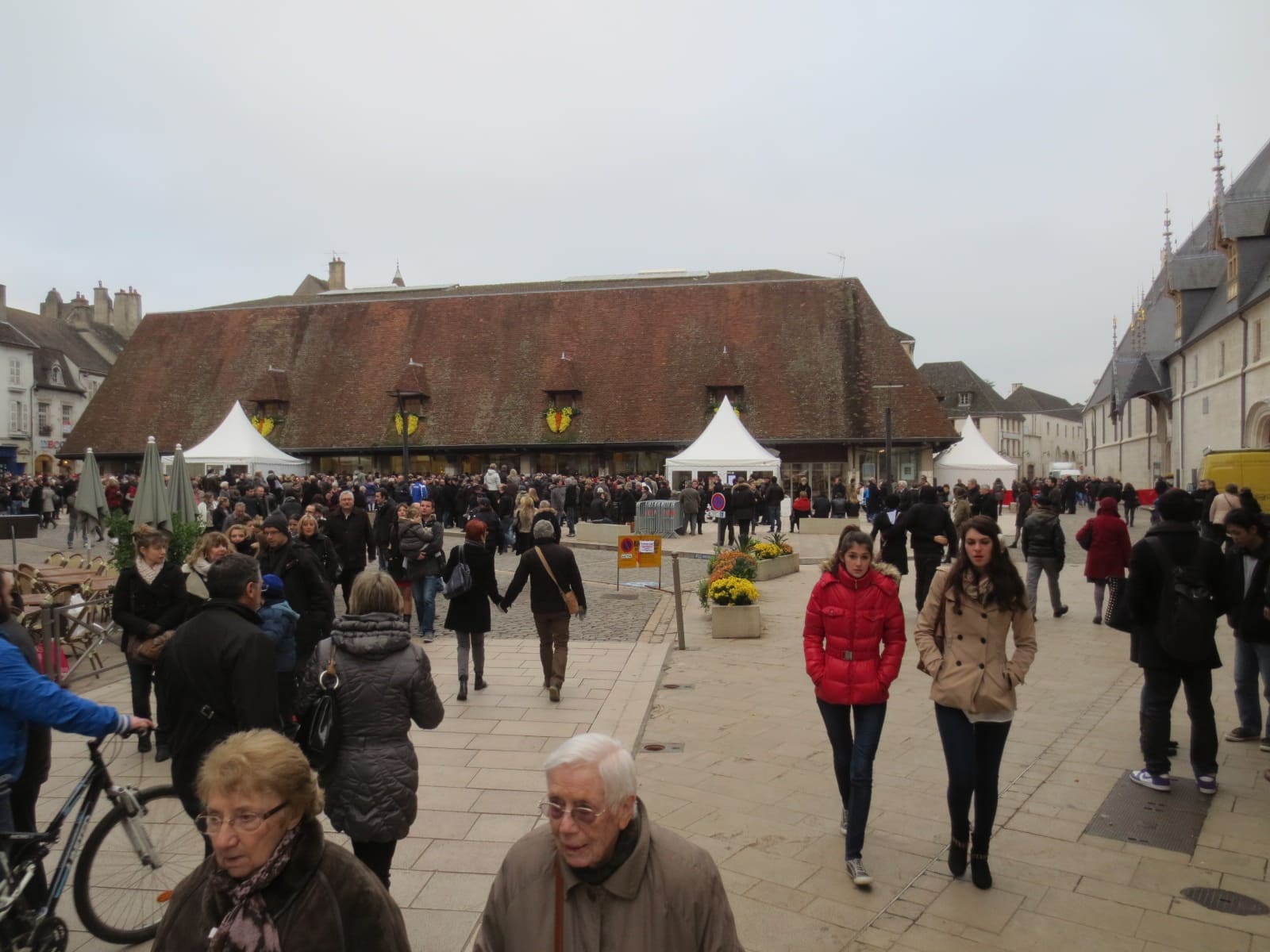 la piazza davanti alle Halles il giorno dell'asta, piena di gente
