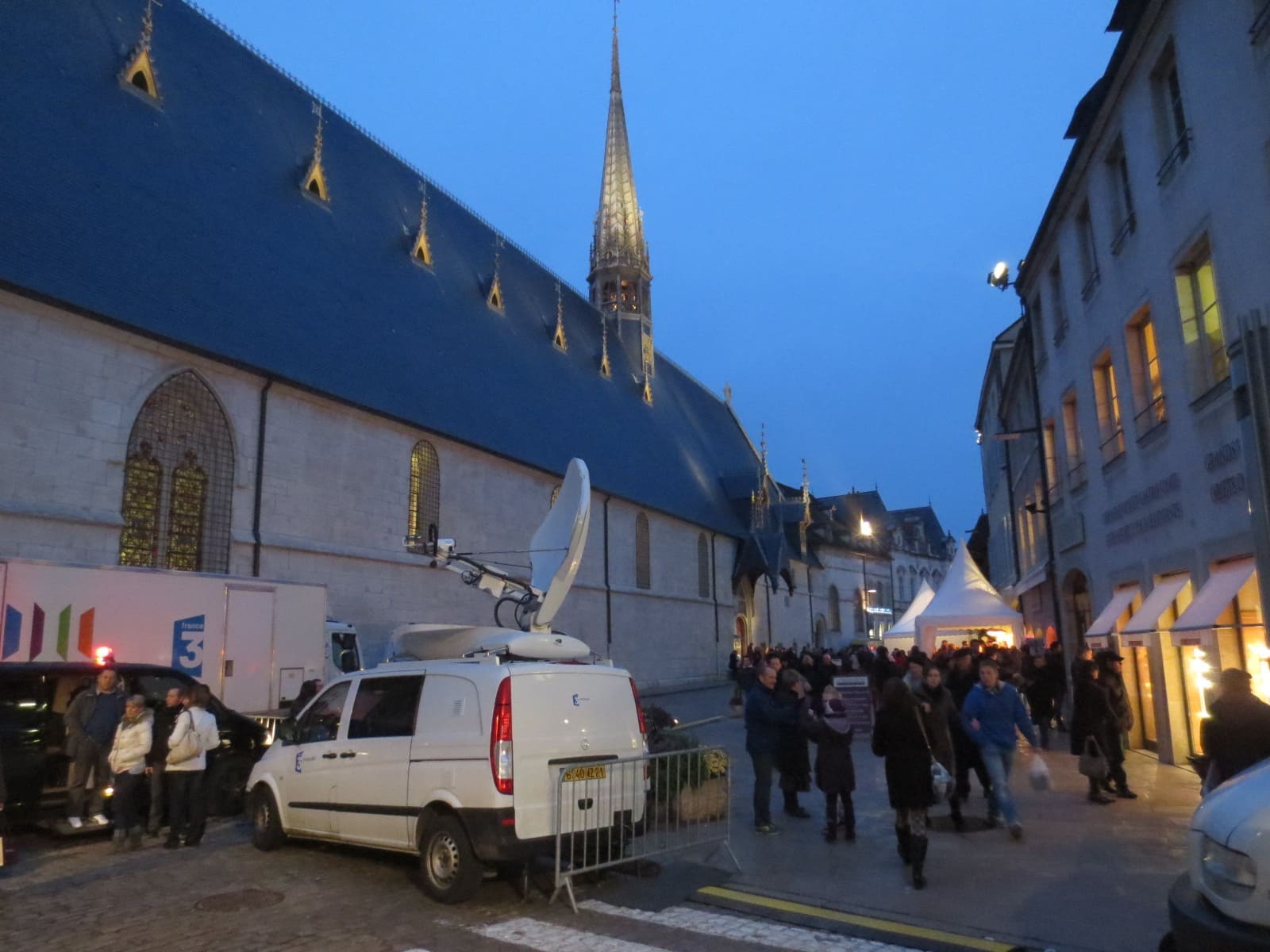 la sera dell'asta, con la folla davanti all'Hôtel-Dieu e i furgoni delle televisioni