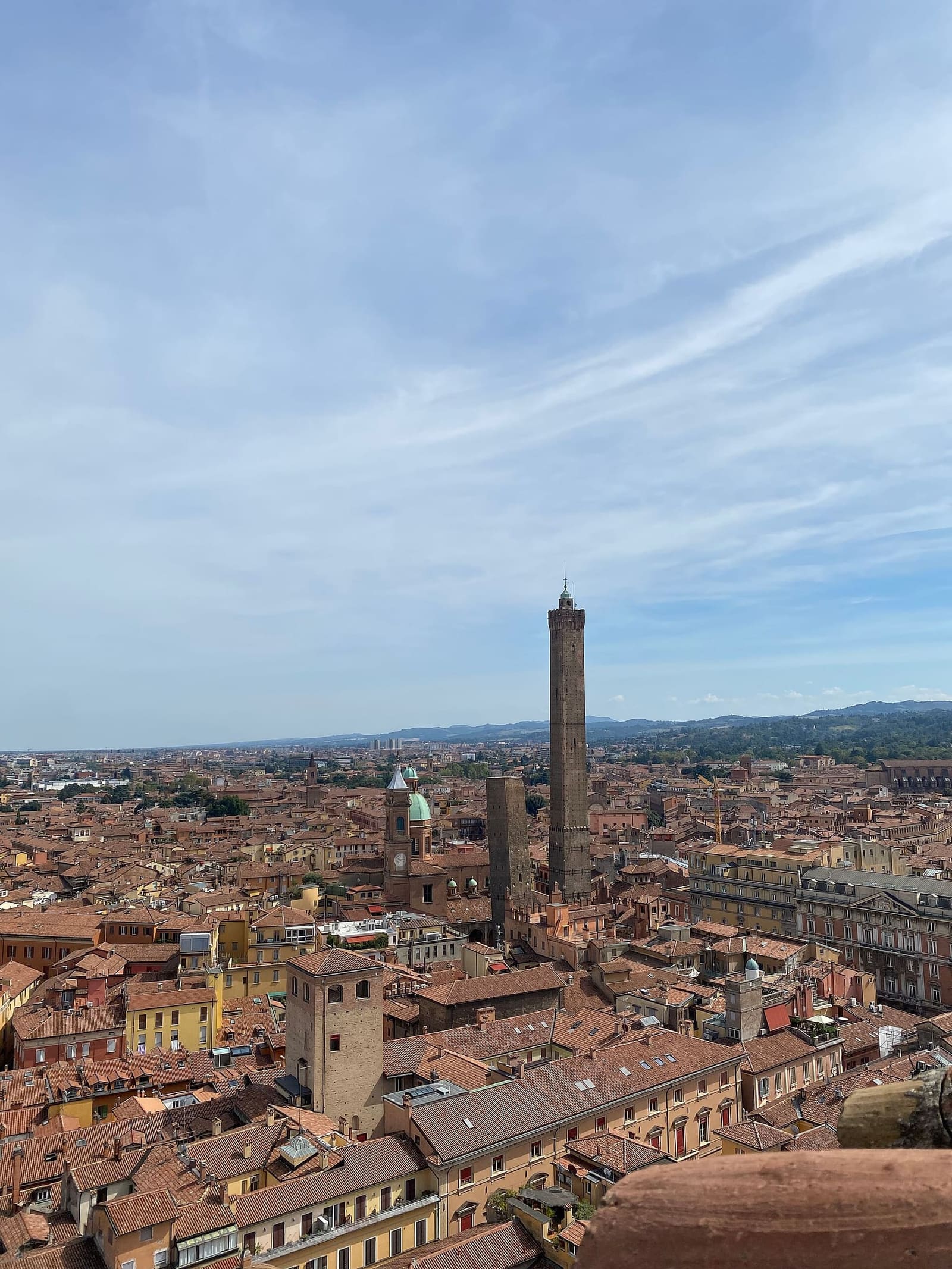 die Dächer von Bologna und der Turm der Asinelli, von oben vom Palazzo d'Accursio aus gesehen