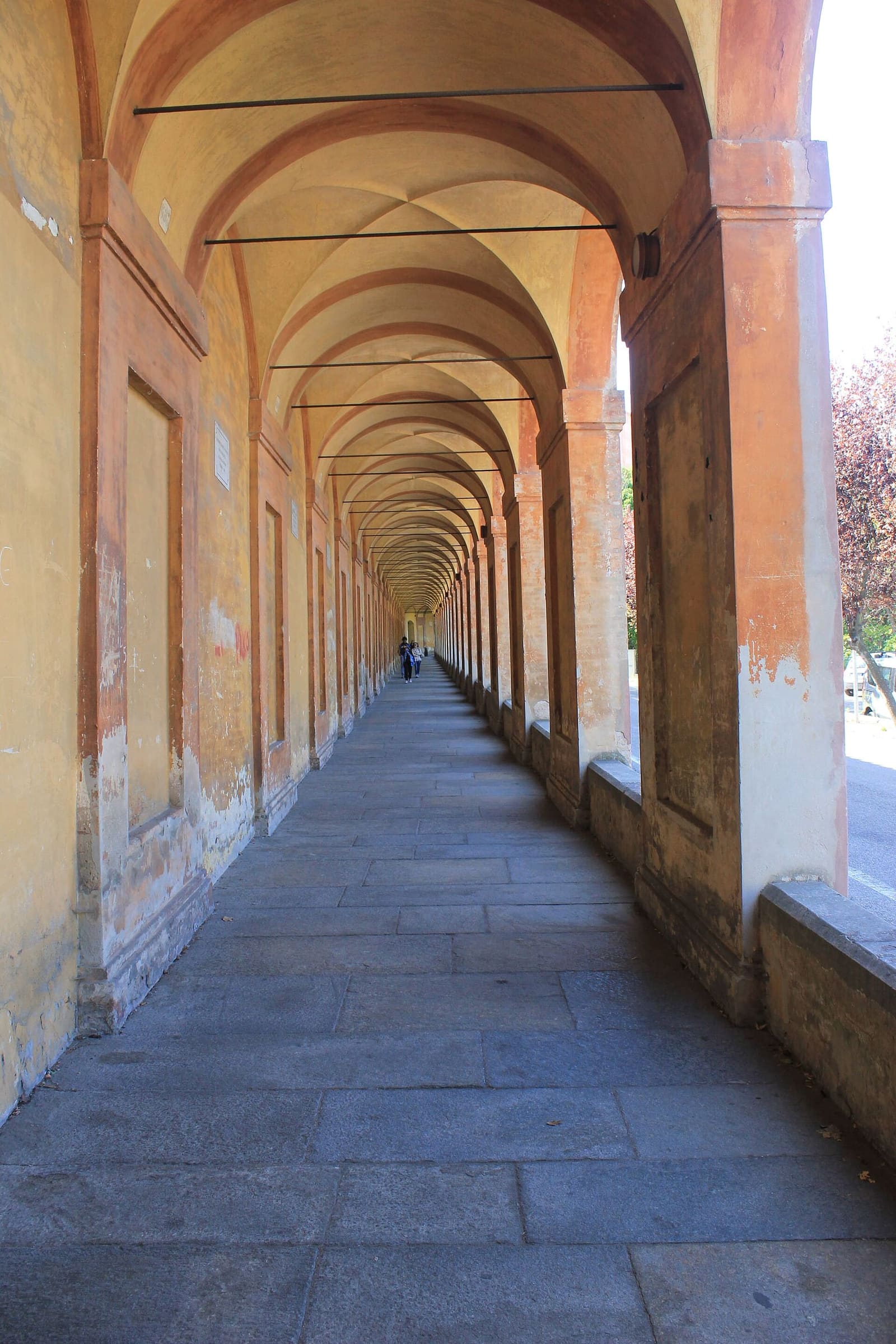 im Laubengang von San Luca, der von der Porta Saragozza bis zum Heiligtum hinaufsteigt