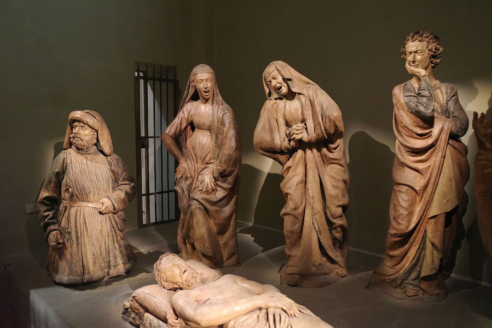 die Beweinung Christi von Niccolò dell'Arca, die Terrakottastatuen von Santa Maria della Vita