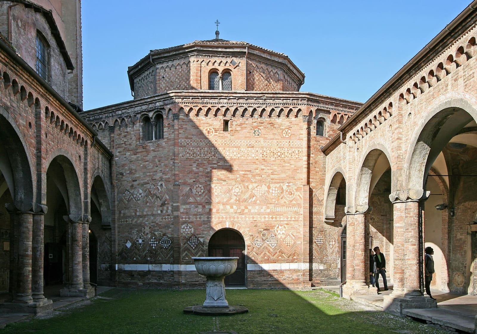der cortile di Pilato, mit der Kirche des Santo Sepolcro und dem Steinbecken in der Mitte