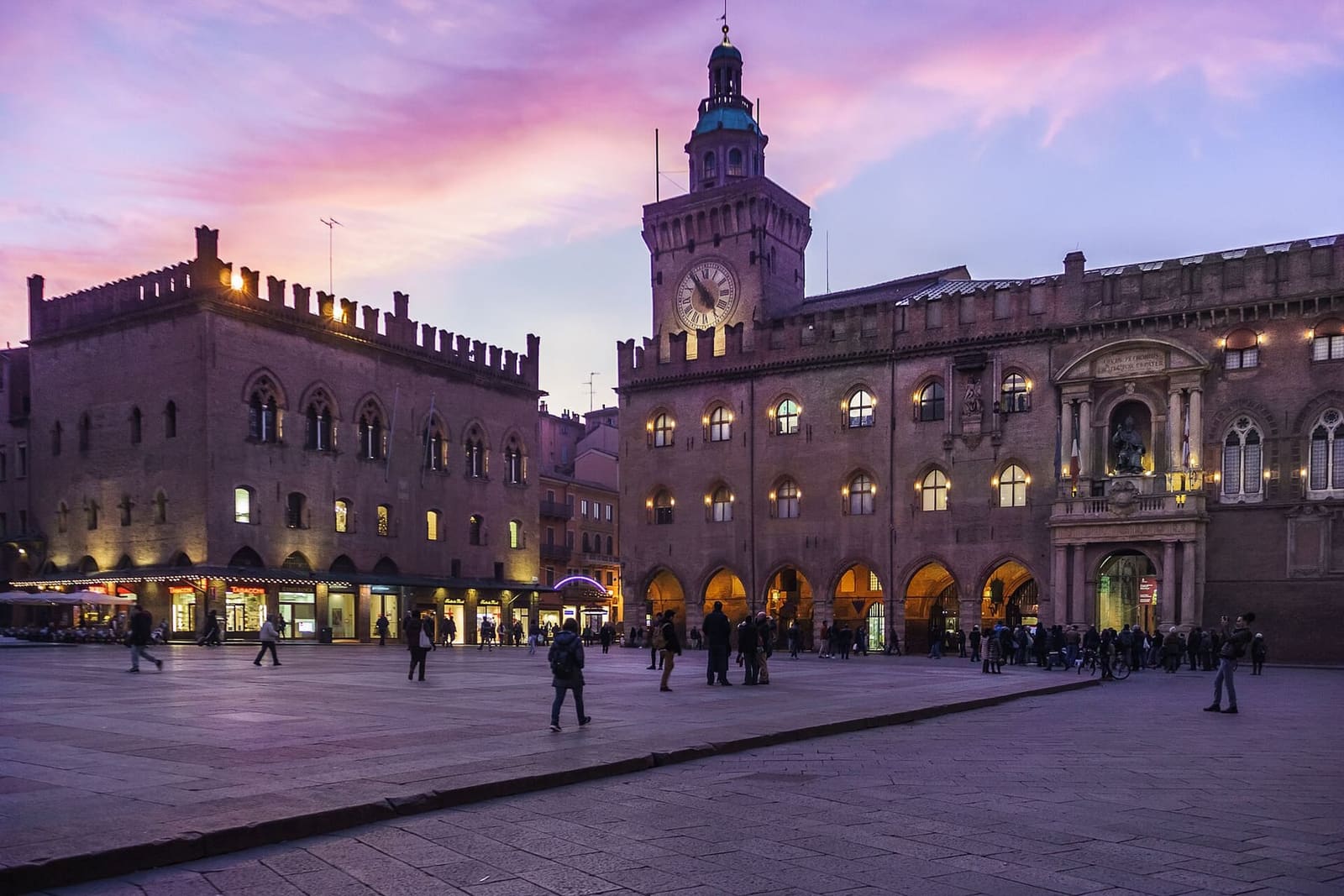 der Palazzo d'Accursio mit der Torre dell'Orologio bei Sonnenuntergang, im Dezember