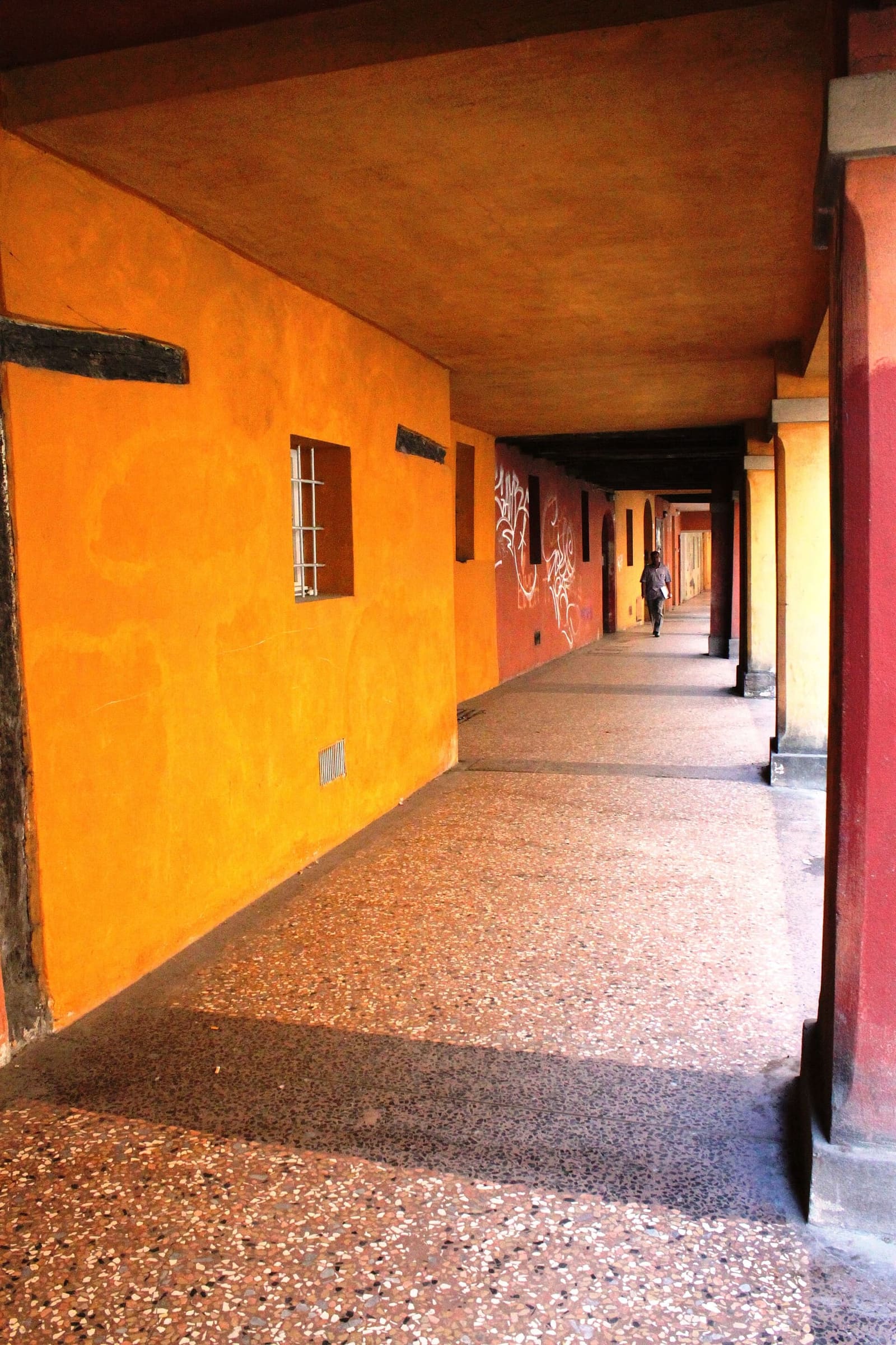der Laubengang der via Santa Caterina, mit der orange verputzten Mauer
