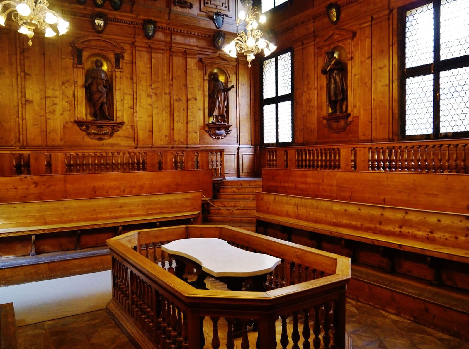 das Teatro Anatomico des Archiginnasio, ganz aus Holz, mit dem Marmortisch in der Mitte