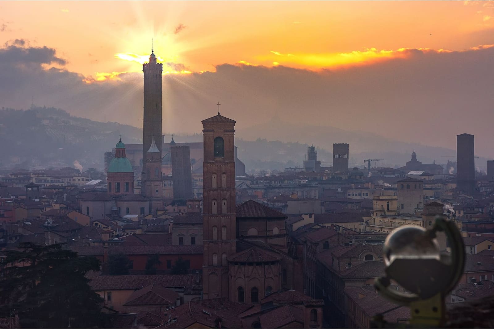 ein Sonnenuntergang im Januar über den Türmen und den Hügeln, von der Specola des Palazzo Poggi aus gesehen, 2019