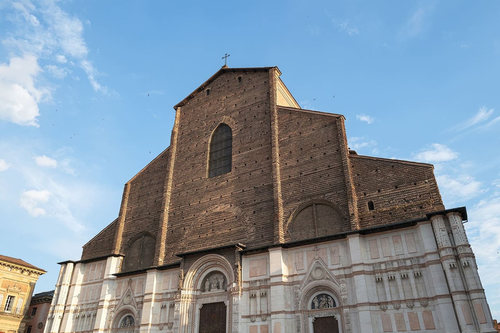 die Fassade von San Petronio, mit dem unteren Teil aus Marmor und dem oberen, der aus Backstein geblieben ist