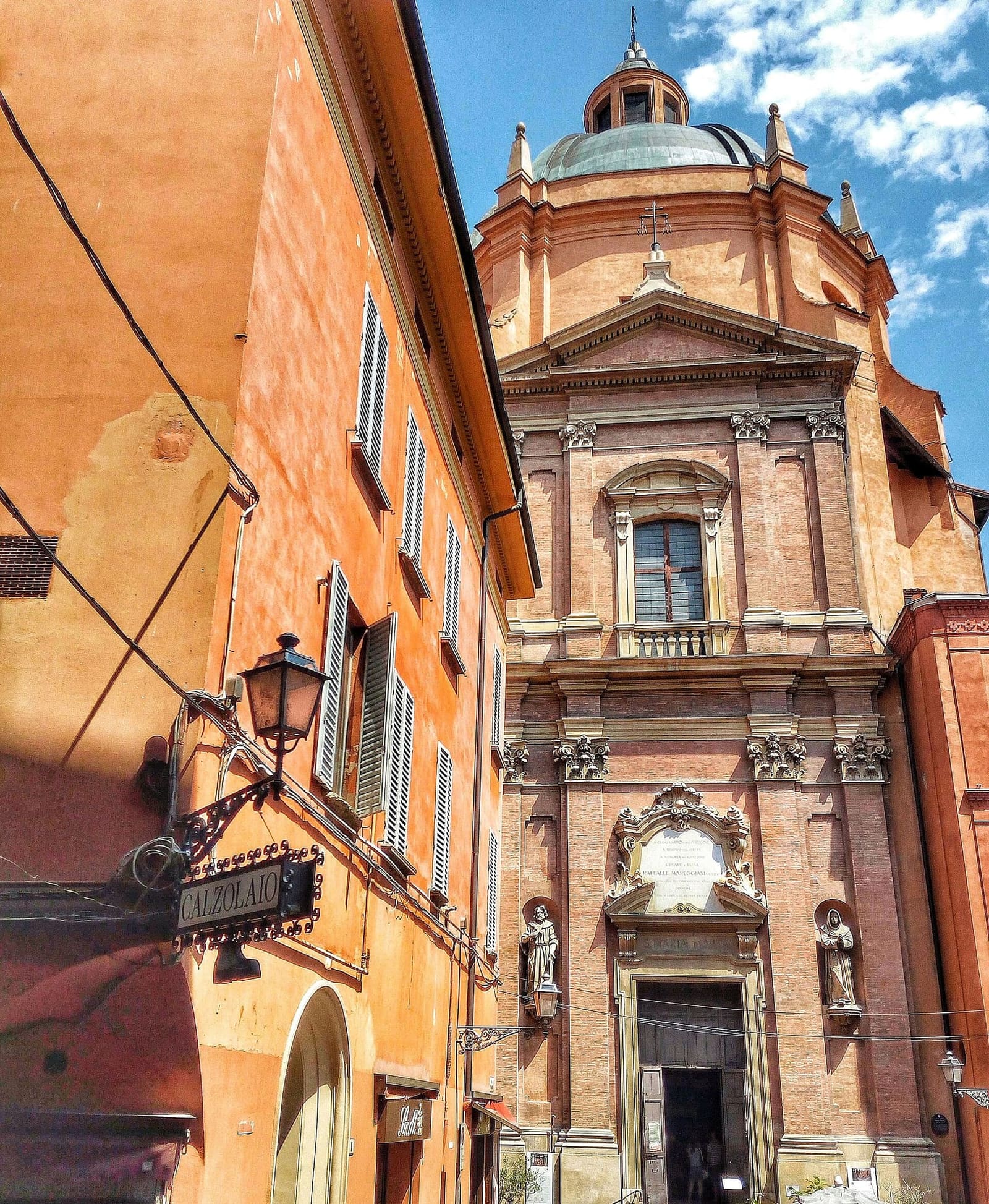 die Fassade des Heiligtums Santa Maria della Vita, ein paar Schritte von der piazza Maggiore