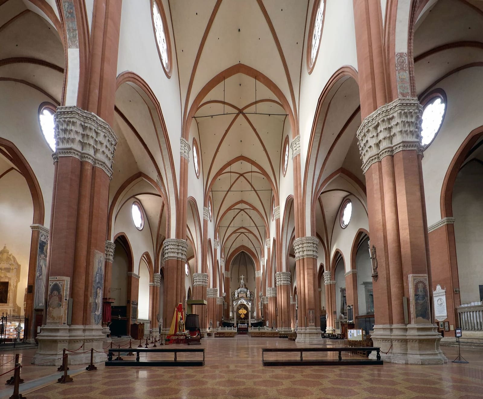 das Mittelschiff von San Petronio, mit den gotischen Gewölben und den Pfeilern aus Backstein