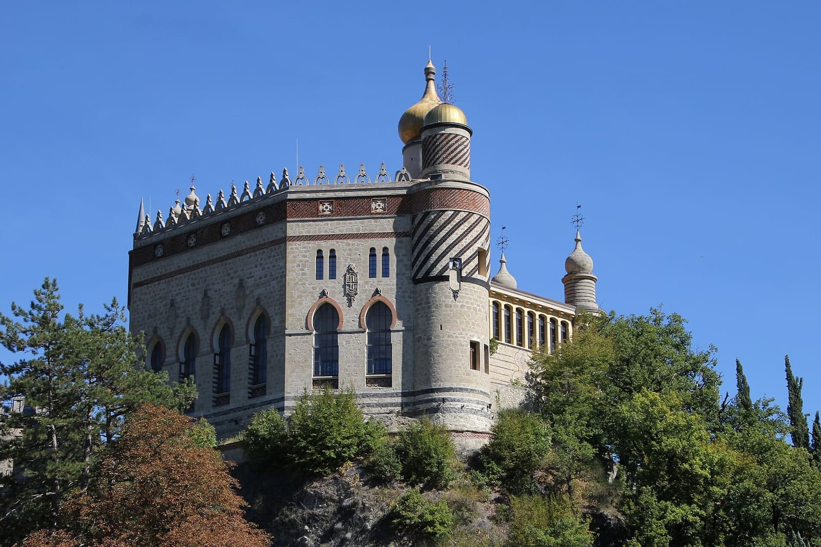 die Rocchetta Mattei auf dem Felsen von Savignano, mit ihren Zwiebelkuppeln