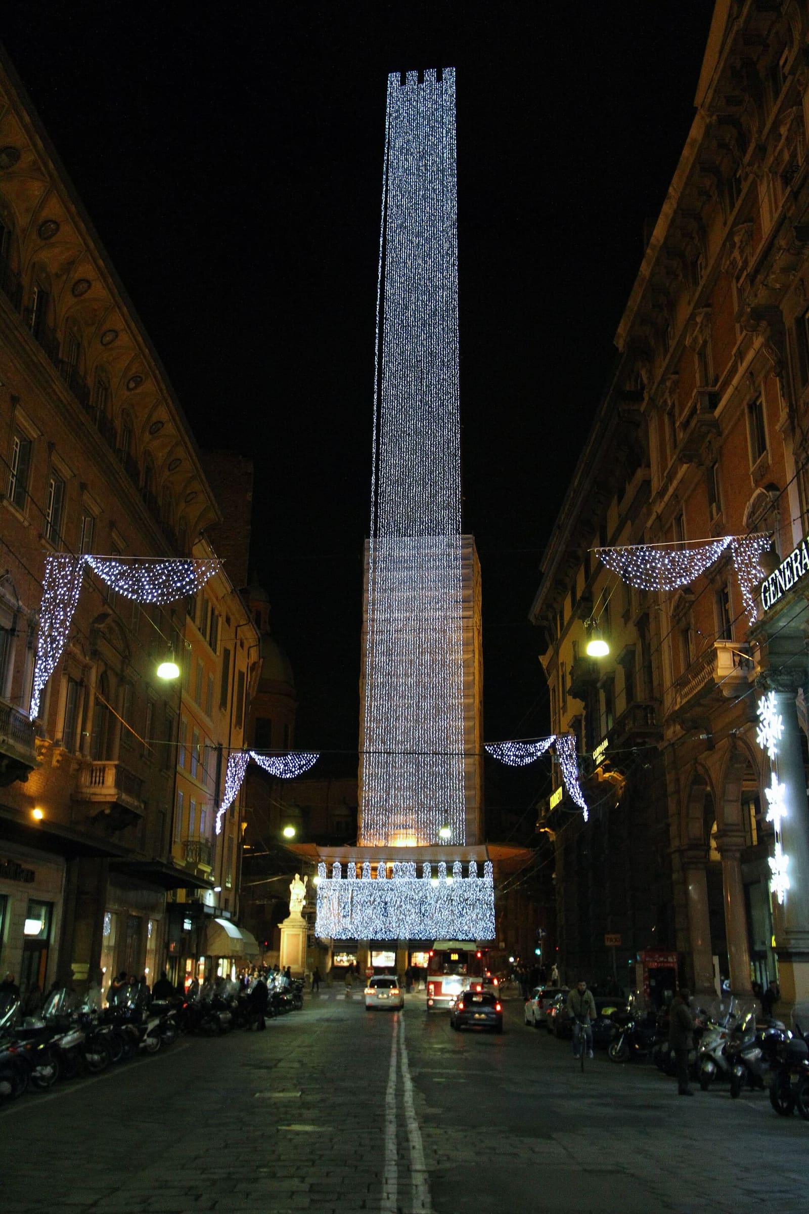 der Turm der Asinelli mit der Weihnachtsbeleuchtung von 2011, am Ende der via Rizzoli