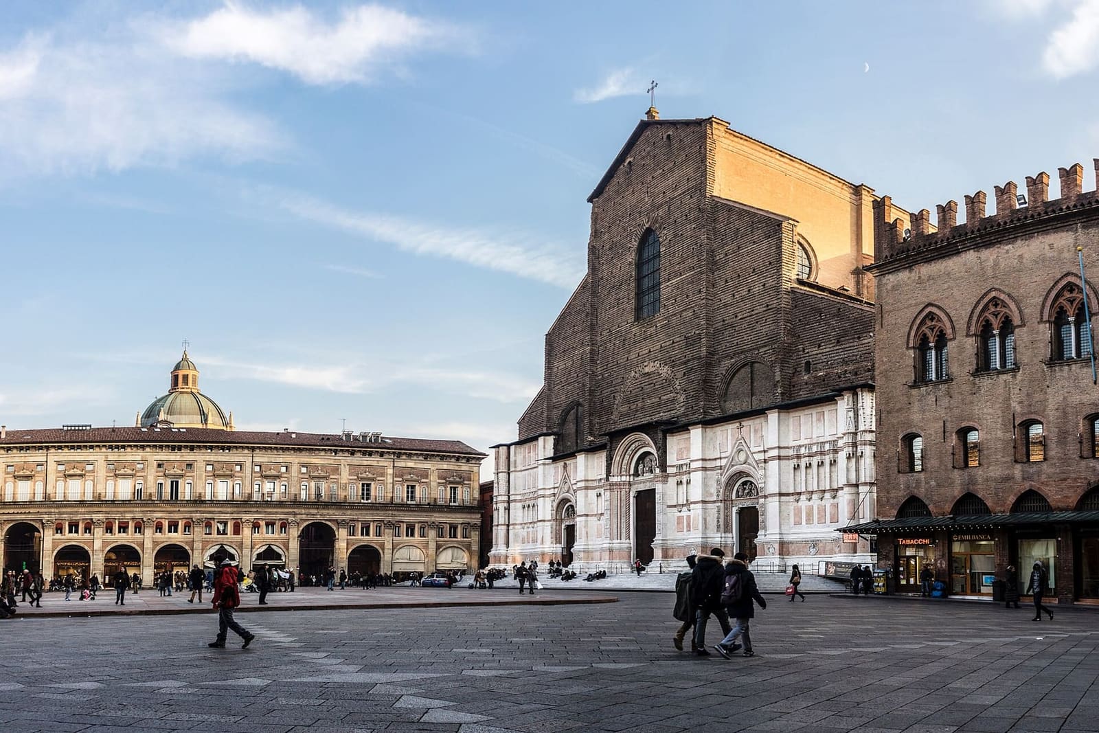 die piazza Maggiore an einem Nachmittag im Dezember, mit San Petronio, dem Palazzo dei Notai und dem Palazzo dei Banchi