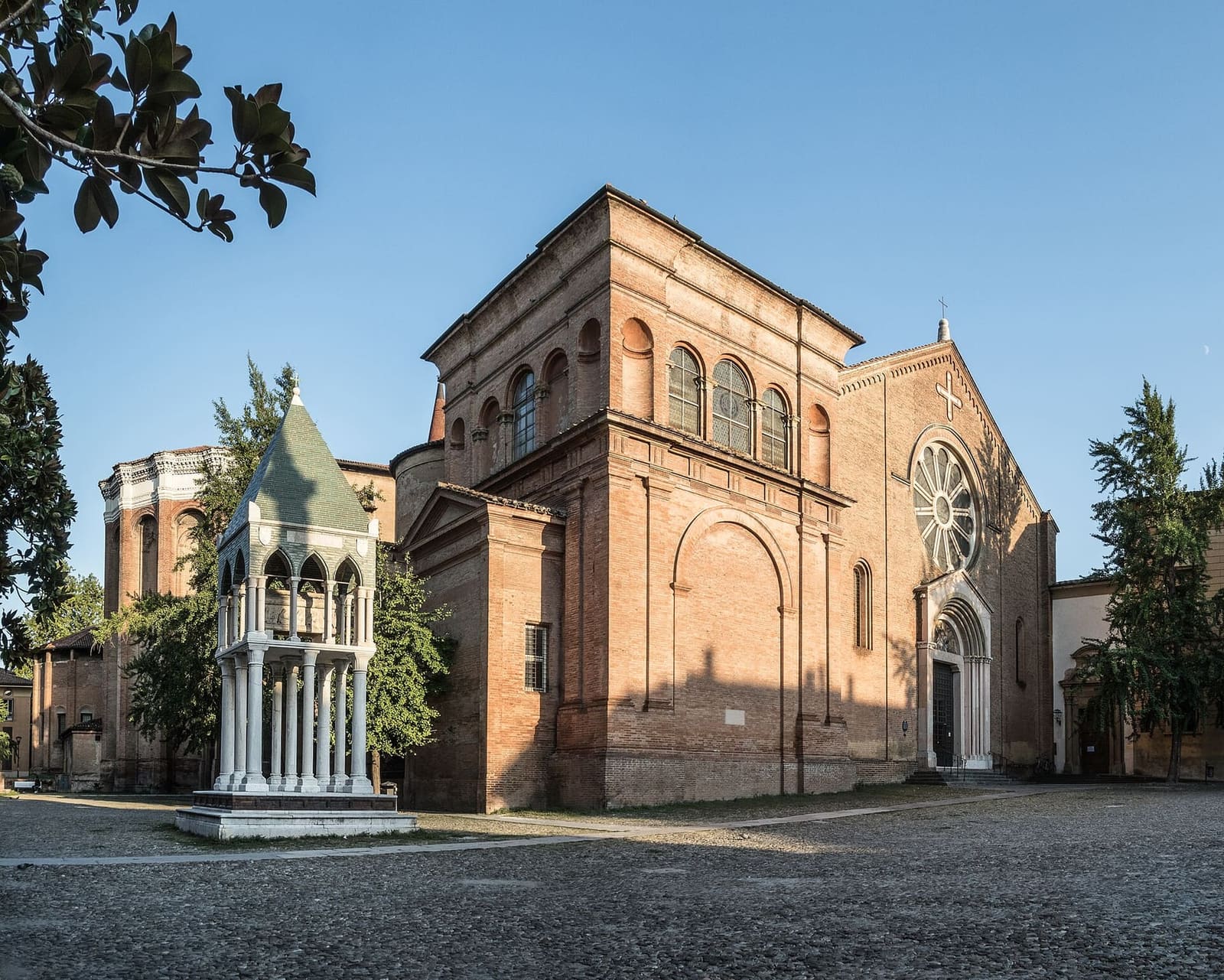die piazza San Domenico mit der Basilika und dem Grabmal des Rolandino de' Passeggeri