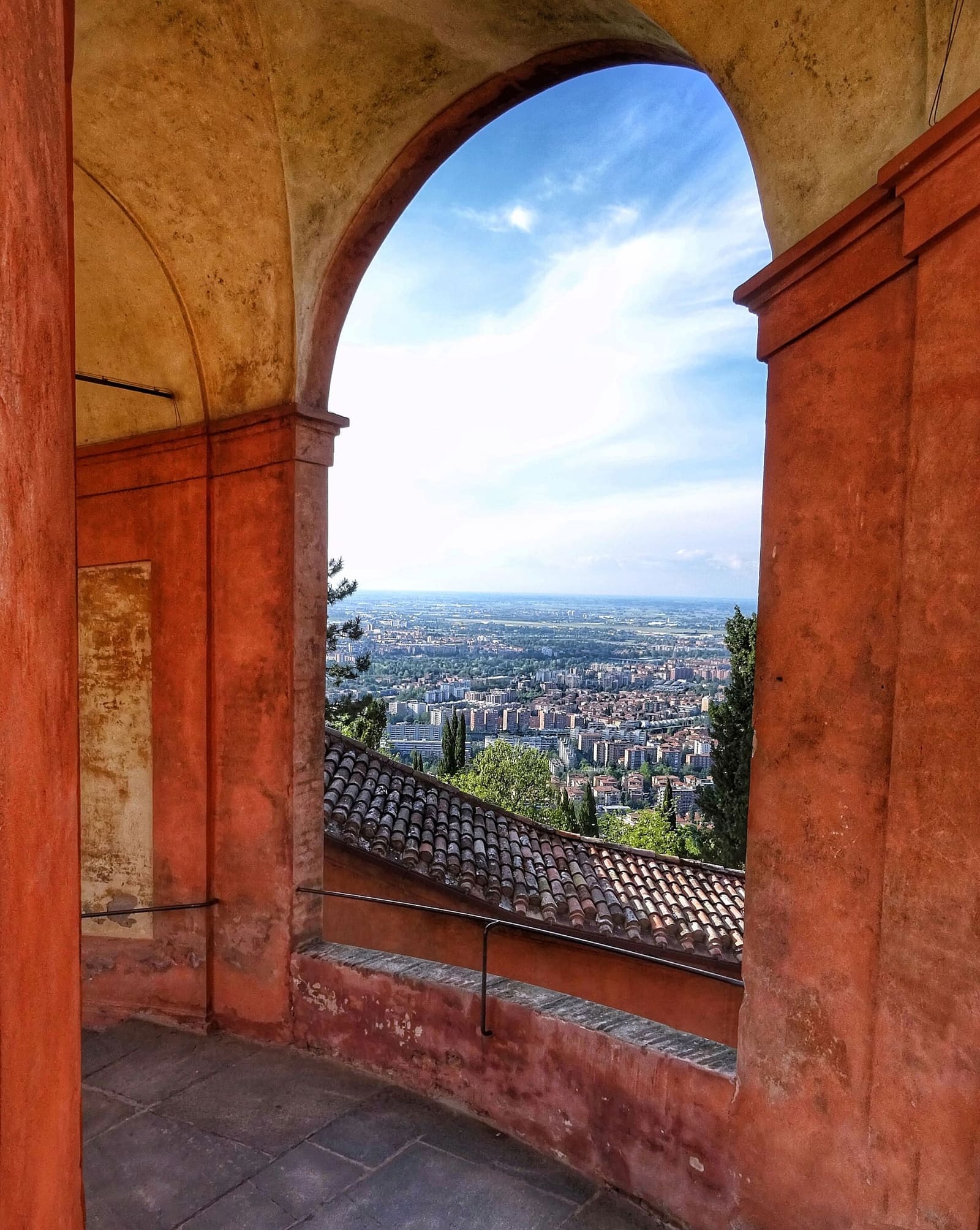 ein Bogen des Laubengangs von San Luca, offen zur Stadt und zur Ebene