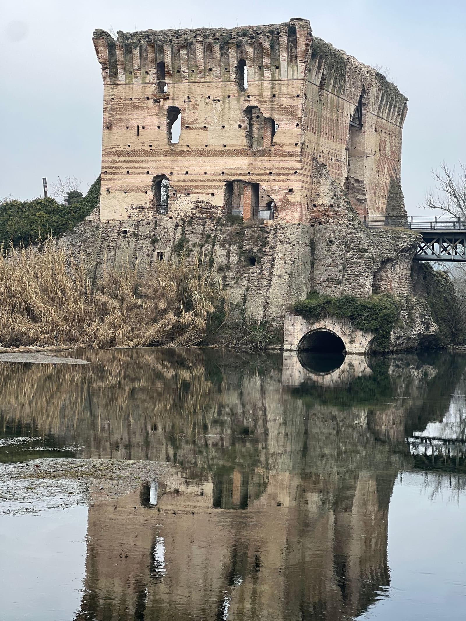 il torrione del Ponte Visconteo riflesso nel Mincio, fra le canne secche